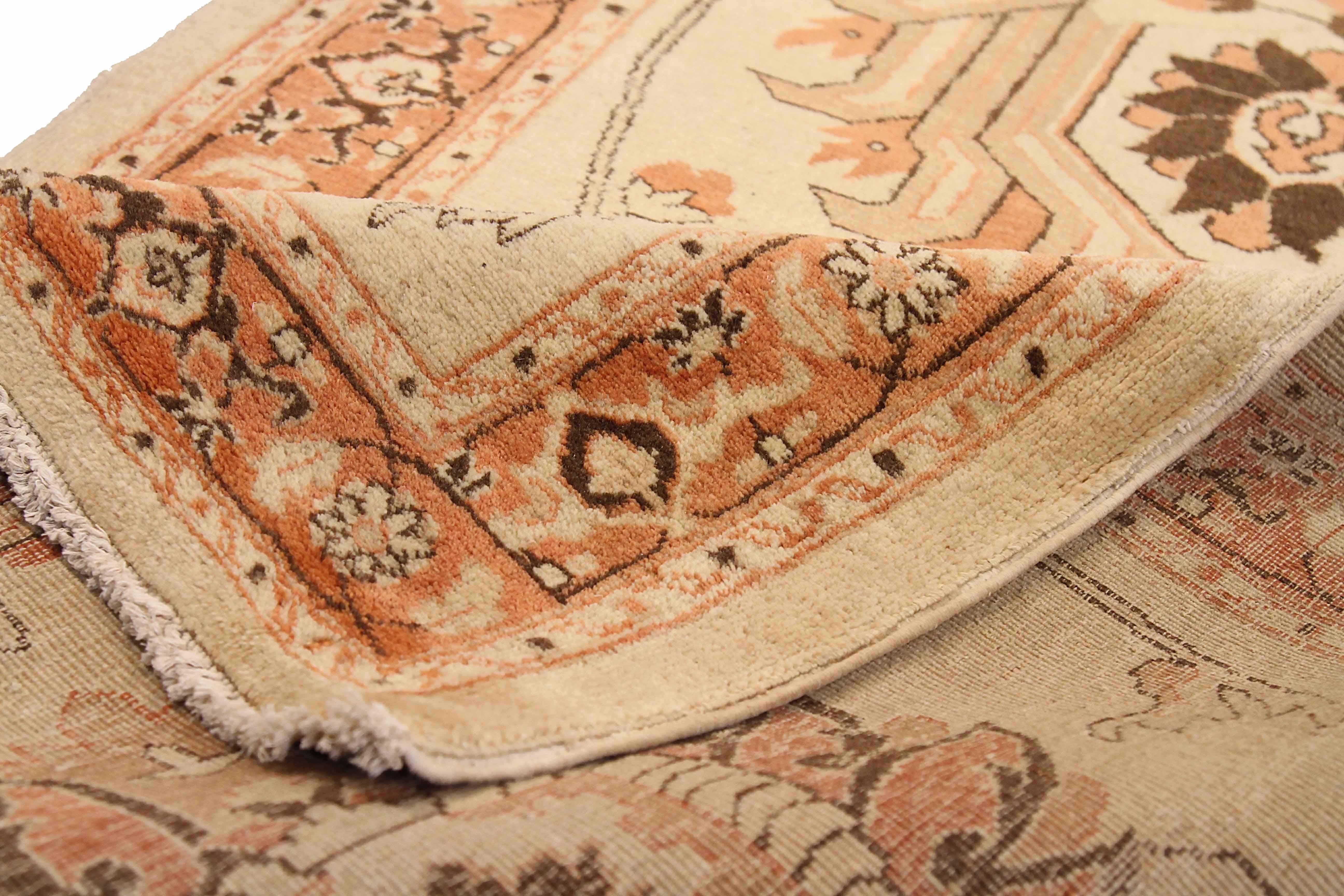 Antiker persischer Läufer Teppich im Tabriz-Design (Handgewebt) im Angebot