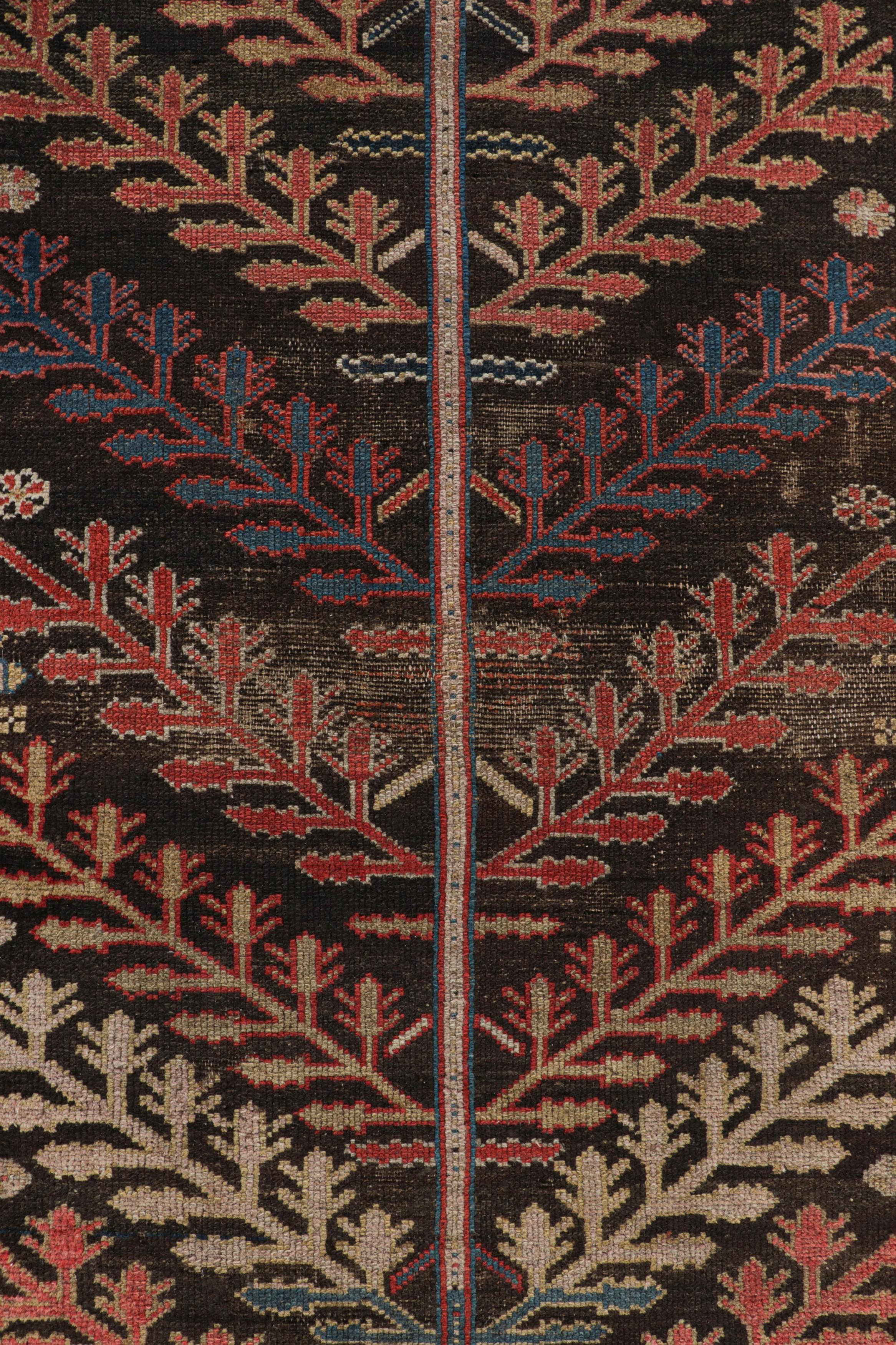 Antiker persischer Läufer mit polychromen Blumenmustern - Rug & Kilim (Frühes 20. Jahrhundert) im Angebot