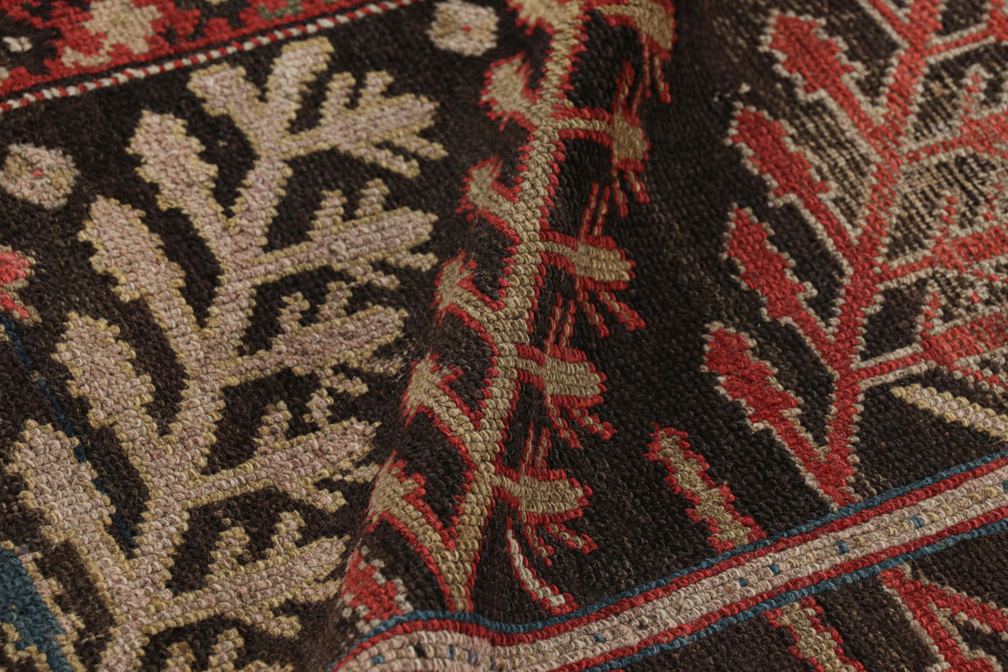Antiker persischer Läufer mit polychromen Blumenmustern - Rug & Kilim (Wolle) im Angebot