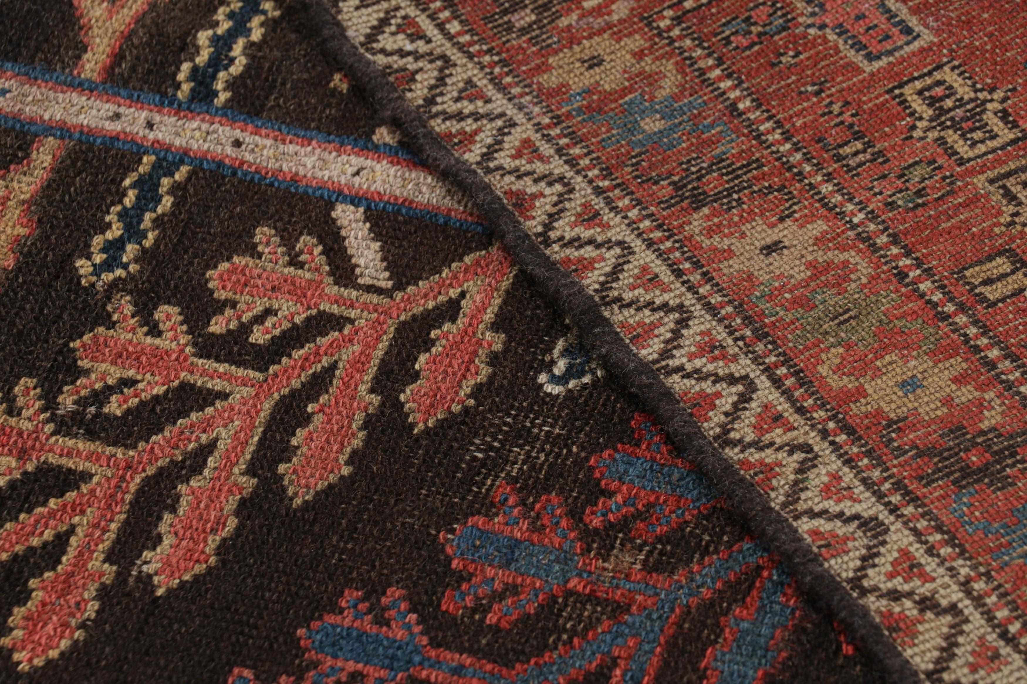 Antiker persischer Läufer mit polychromen Blumenmustern - Rug & Kilim im Angebot 1