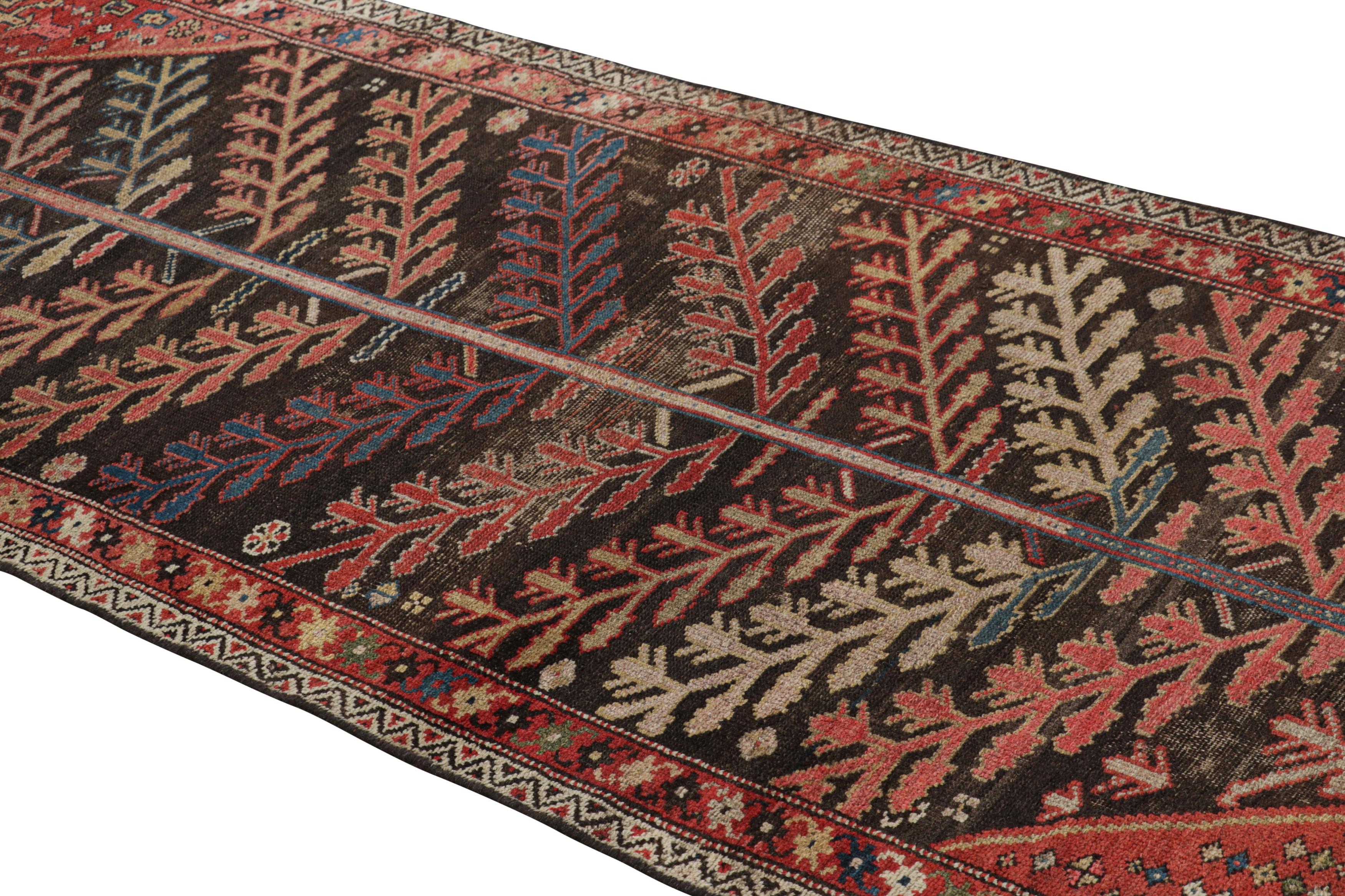 Dieser handgeknüpfte Wollteppich (ca. 1910-1920) in der Größe von 3 x 8 cm ist ein reichhaltiger und aufregender neuer Auszug aus der Collection'S von Rug & Kilim mit wichtigen Klassikern.  

Über das Design:


Liebhaber des Kunsthandwerks werden