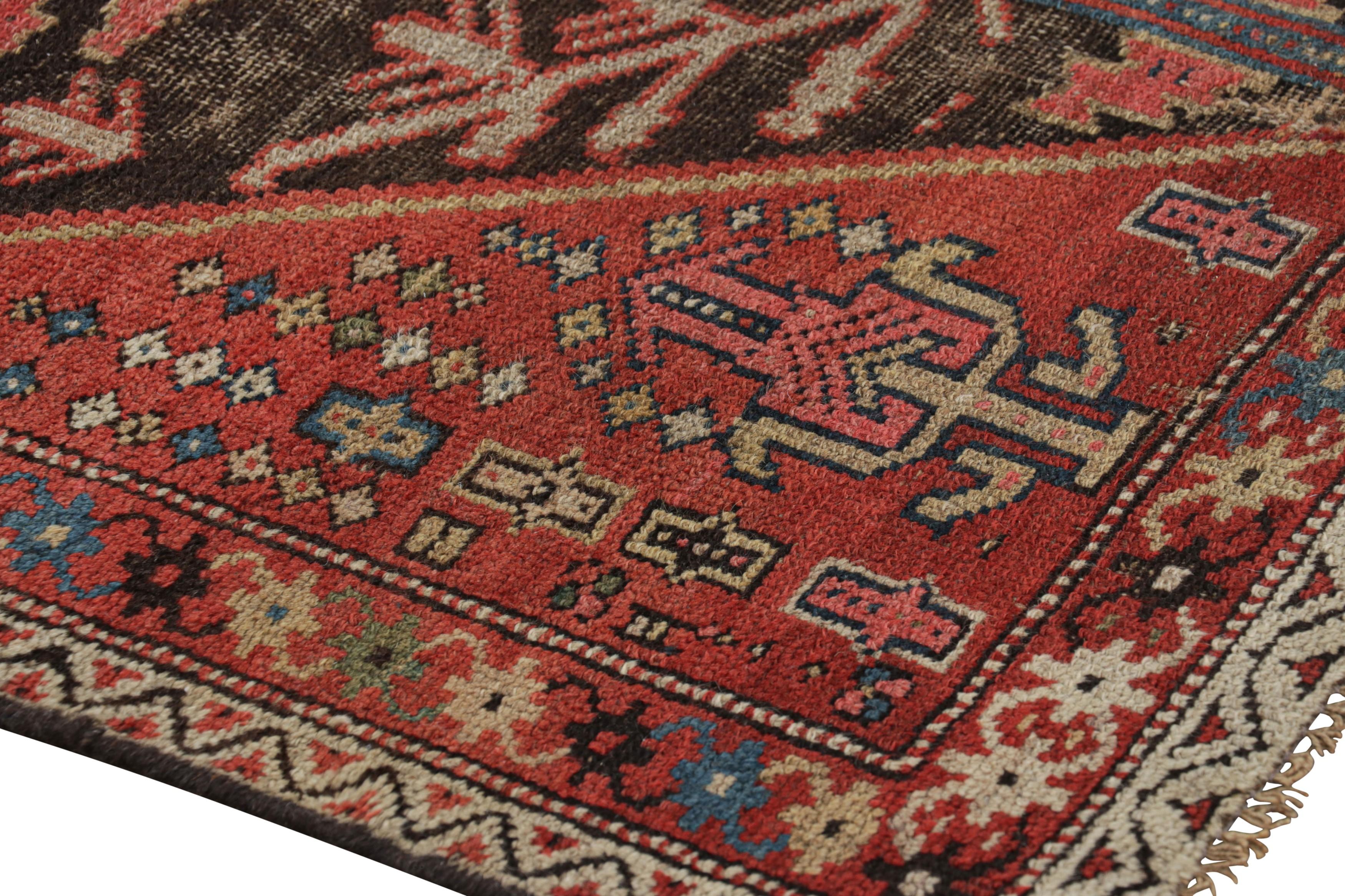 Antiker persischer Läufer mit polychromen Blumenmustern - Rug & Kilim (Persisch) im Angebot
