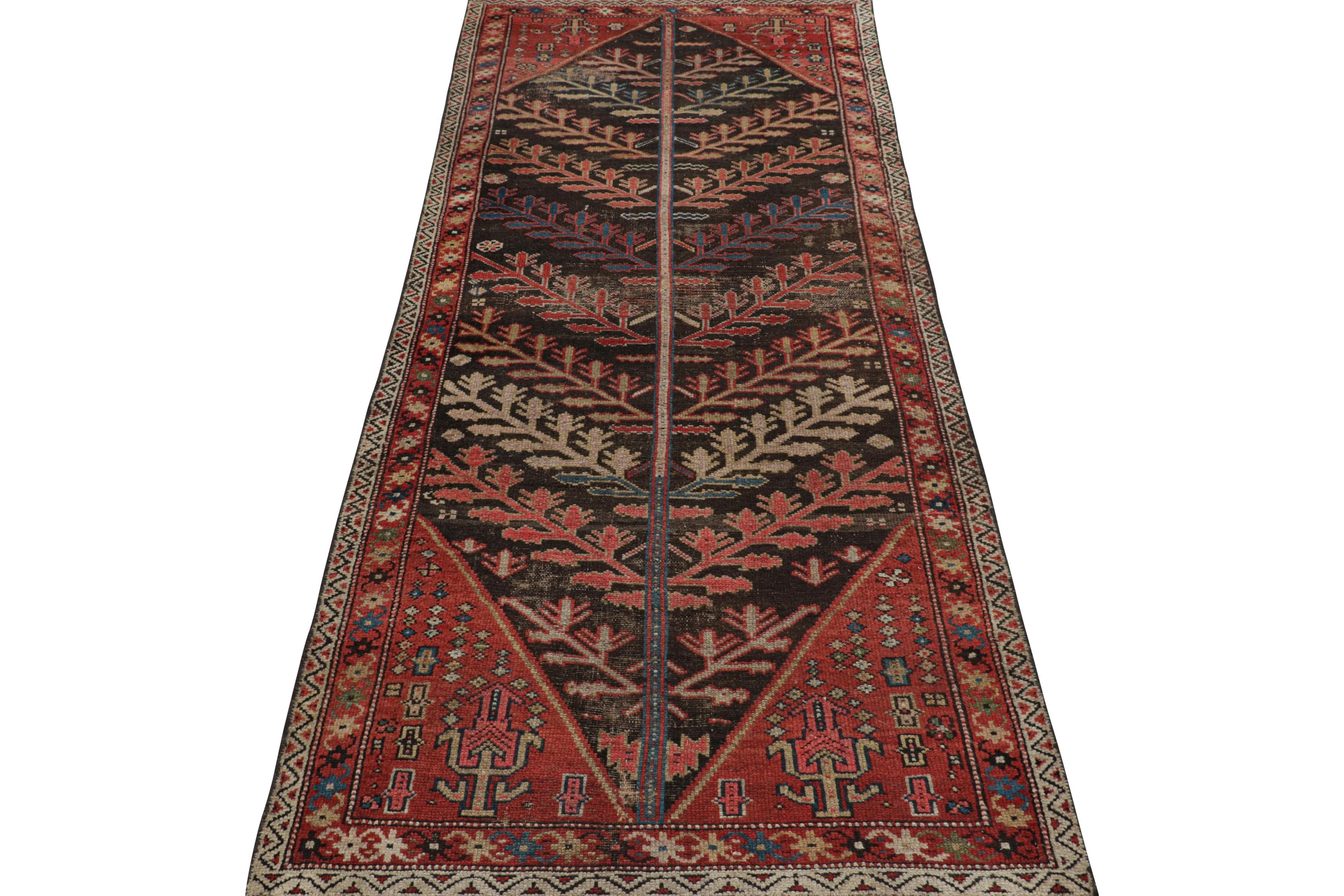 Antiker persischer Läufer mit polychromen Blumenmustern - Rug & Kilim (Handgeknüpft) im Angebot
