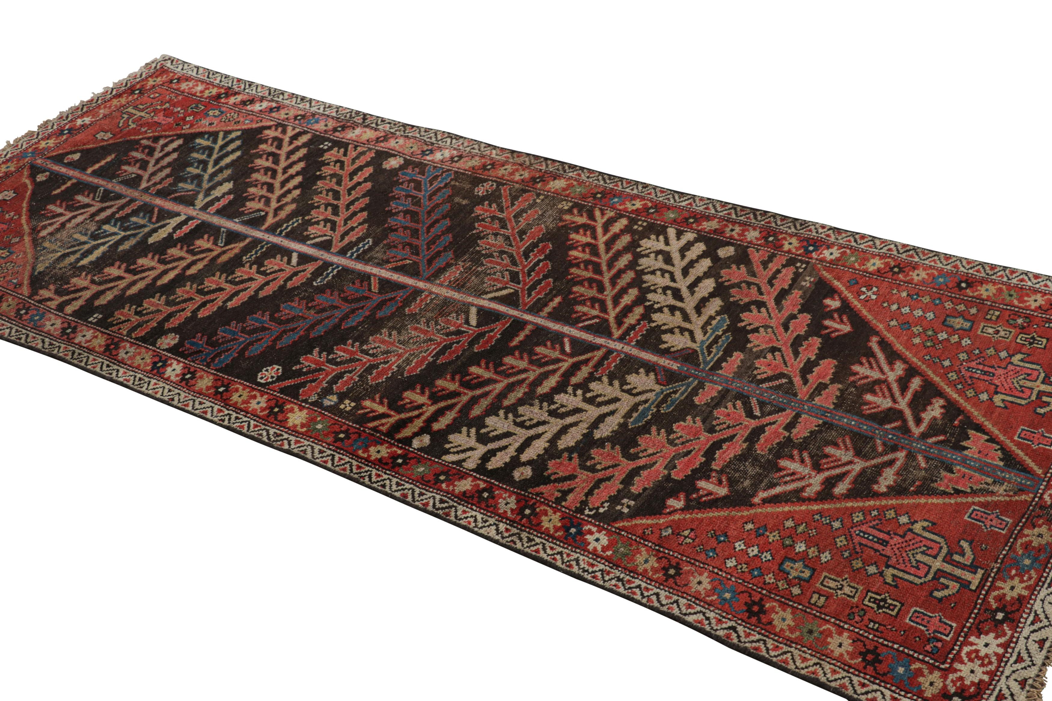 Antiker persischer Läufer mit polychromen Blumenmustern - Rug & Kilim im Zustand „Gut“ im Angebot in Long Island City, NY