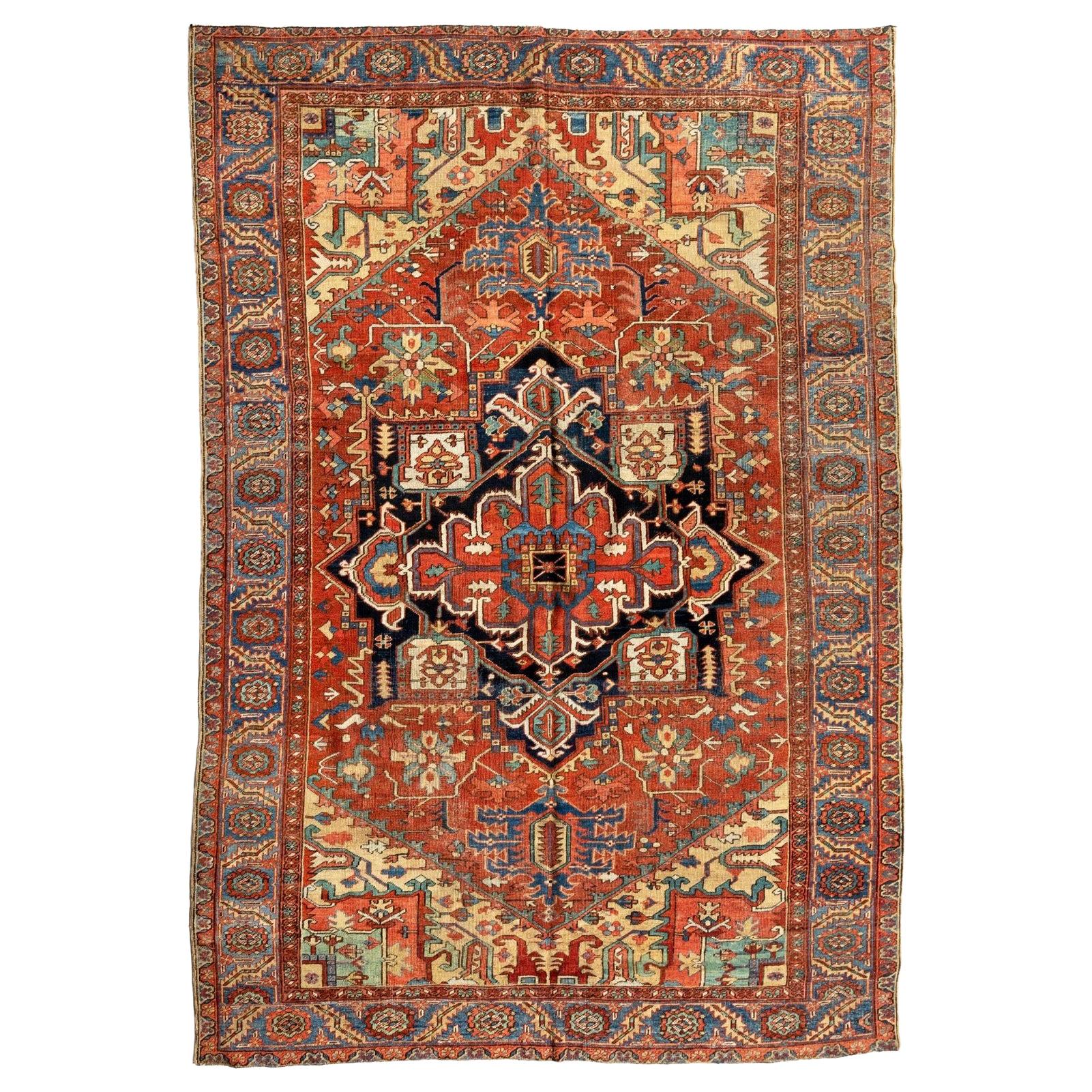Ancien tapis persan Heriz géométrique bleu marine, bleu marine et or