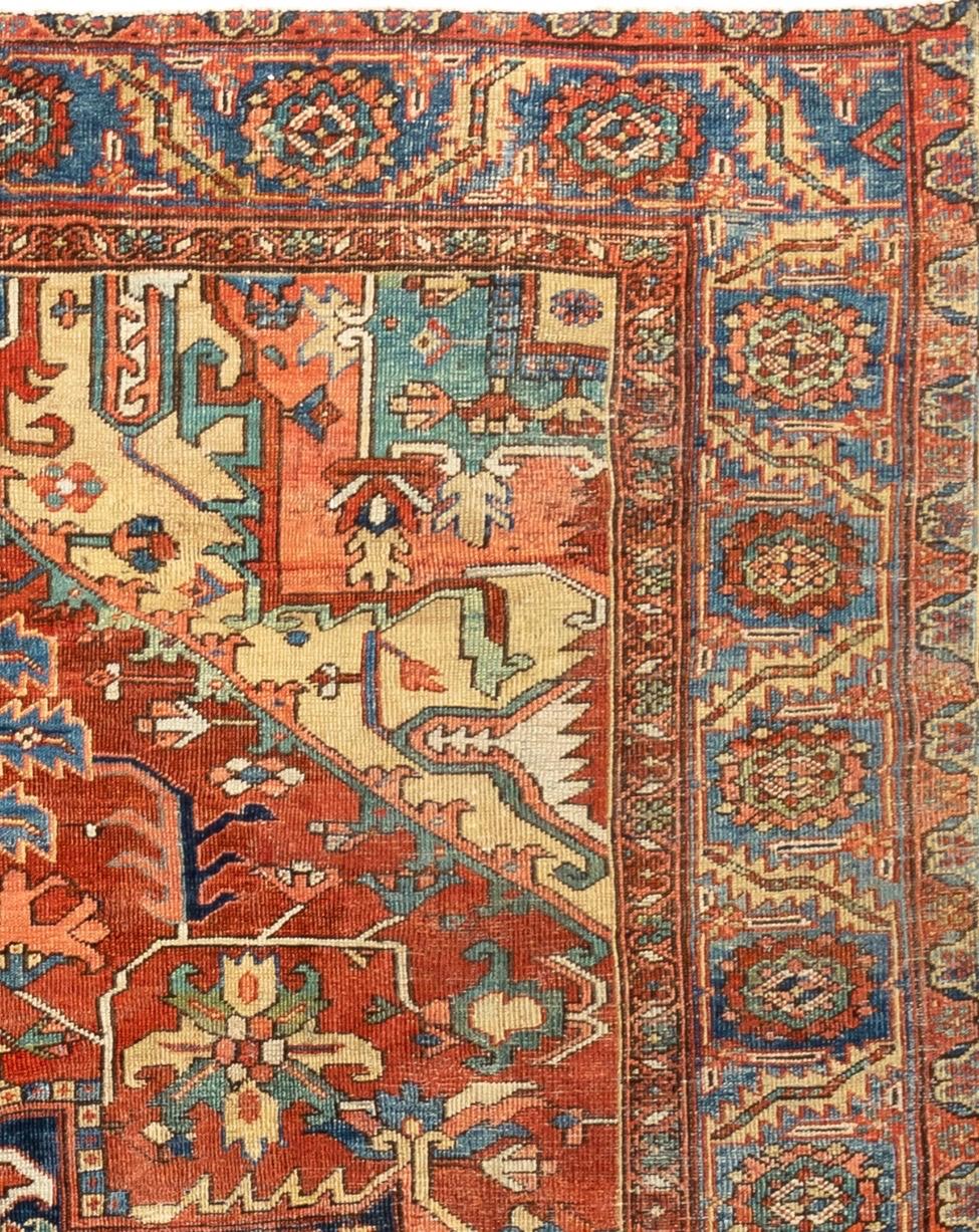 Heriz Serapi Ancien tapis persan Heriz géométrique bleu marine, bleu marine et or en vente