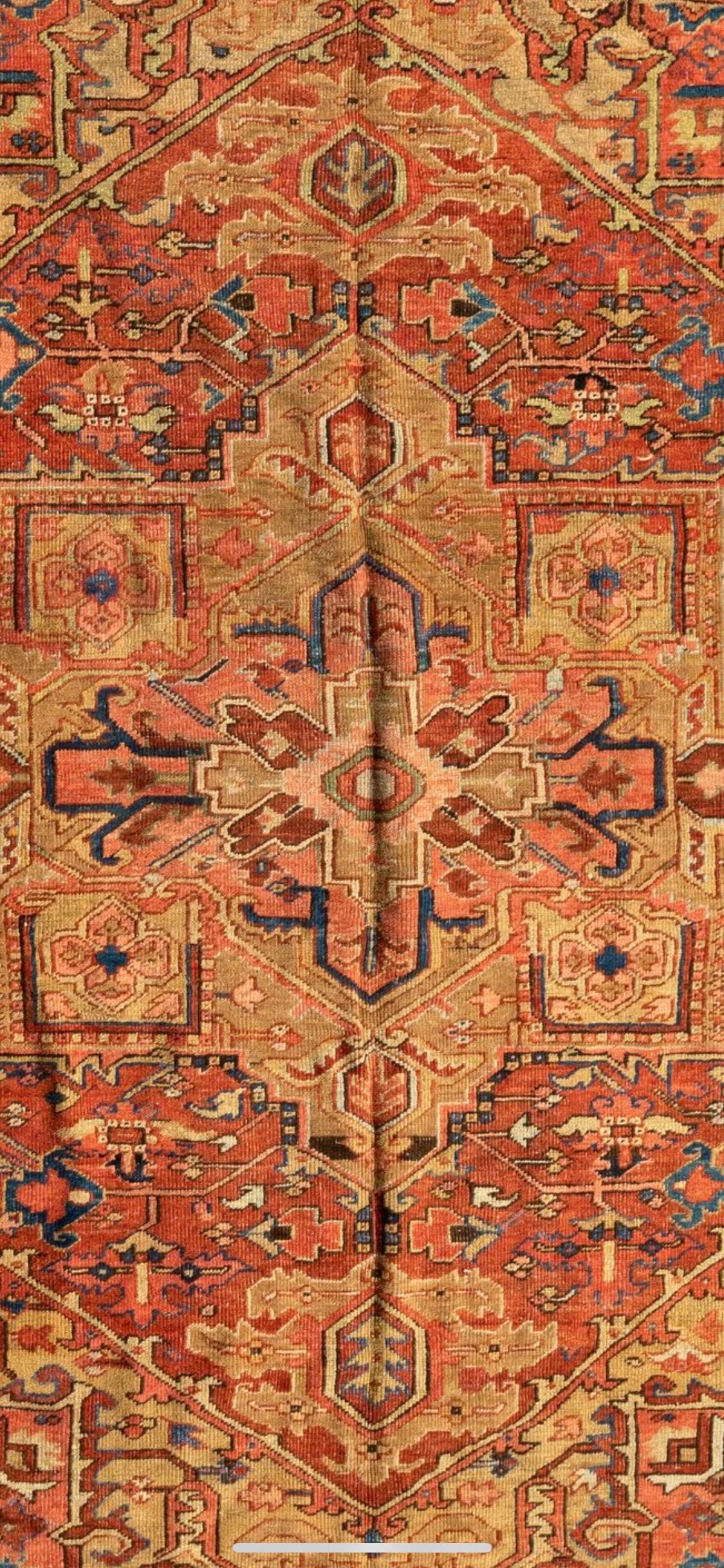 Heriz-Teppiche gehören zu den berühmtesten Teppichen aus dem Iran, da sie einen einzigartigen und unverwechselbaren Stil haben. Heriz ist eine Stadt im Nordwesten Irans, in der Nähe der Stadt Tabriz, die ein wichtiges Zentrum der Teppichweberei im