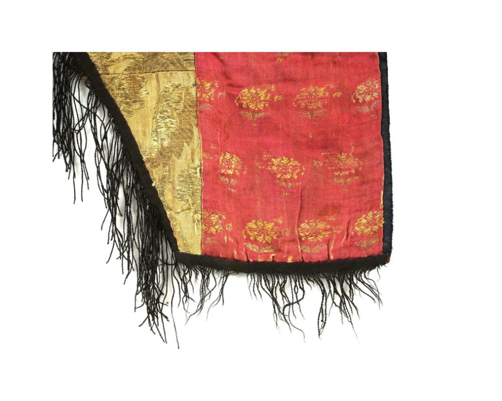 Antique Persian Safavid Dynasty Hand Woven Textile In Good Condition For Sale In New York, NY