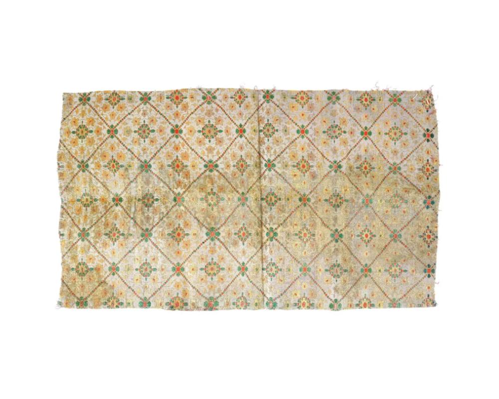 Un antico tessuto ricamato a mano della dinastia persiana iraniana Safavid. Il tessuto è decorato con ornamenti floreali tessuti a mano. Circa: 17° secolo. La dinastia Safavide, che governò la Persia dall'inizio del XVI all'inizio del XVIII secolo,
