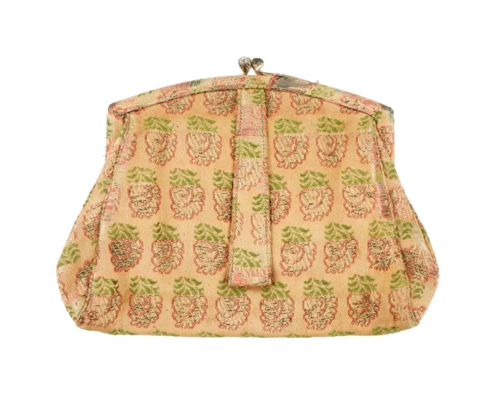 Sac à main antique en textile persan Safavide tissé à la main, circa 18ème siècle. Le textile est décoré de motifs géométriques et floraux sur un fond beige. Un sac à main se trouve à l'intérieur. Textiles iraniens persans anciens, sacs à main