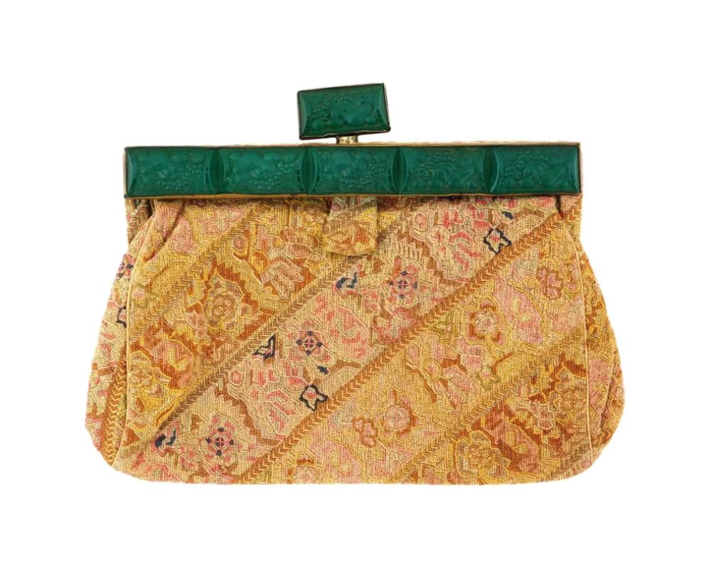Sac à main antique en textile Safavide tissé à la main. ?irca 18e siècle. Le textile est décoré de motifs géométriques et floraux sur un fond beige. Le haut et la fermeture du sac sont dotés d'inserts rectangulaires de couleur verte, décorés d'un