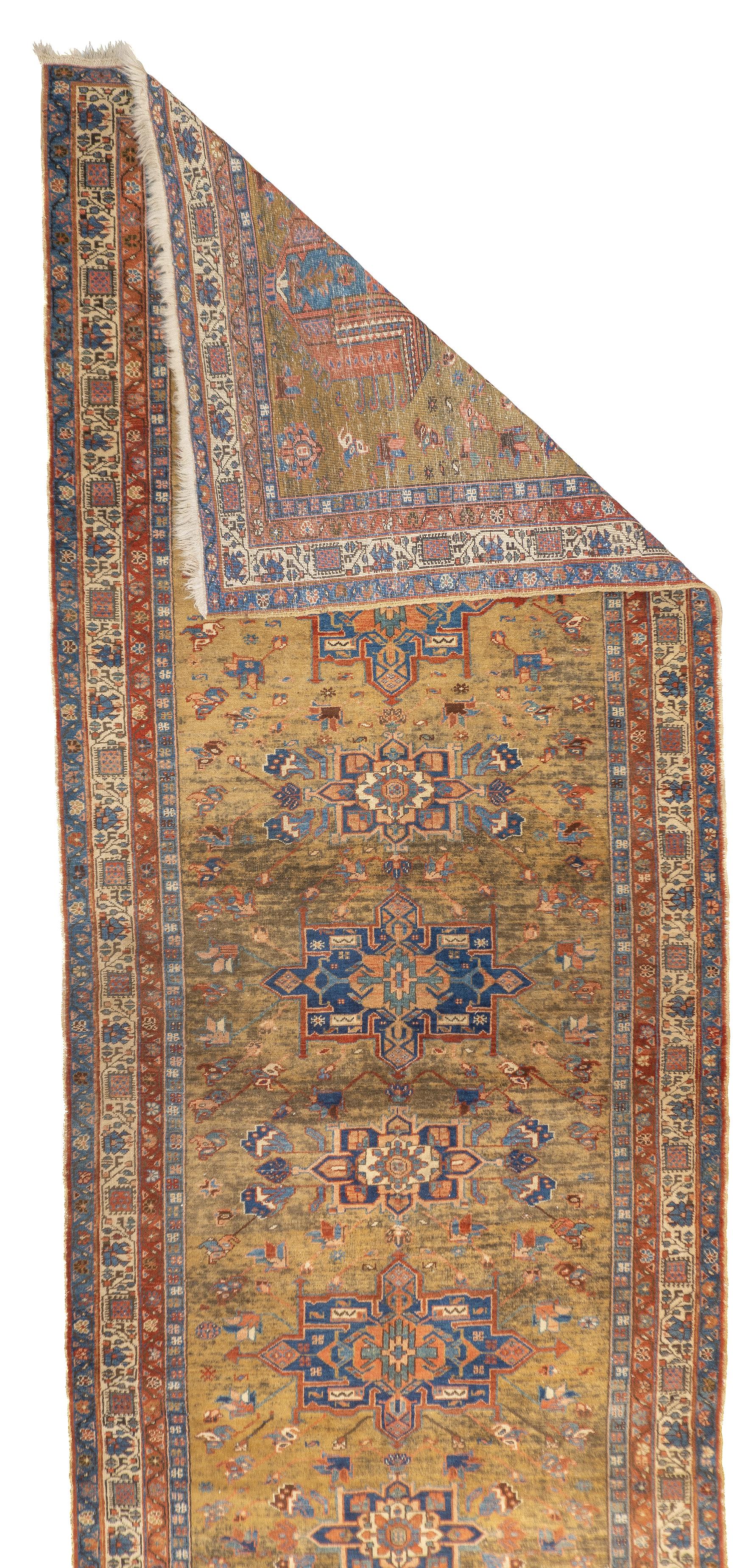 Antiker persischer Sarab-Teppich 5'4'' x 14'3''. In einer Ecke des nordwestpersischen Heriz-Dreiecks gelegen, sind diese Stadt und die umliegenden Dörfer auf robuste, aus Wolle gewebte Läufer (Kenares) mit wichtigen Kamel- bis Brauntönen