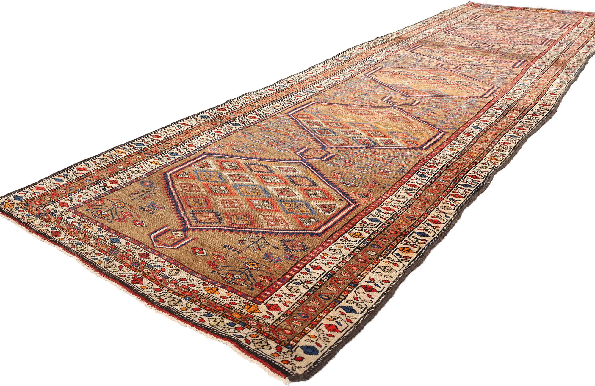 78773 Antique Persian Sarab Rug Runner, 04'01 x 15'01. Incarnés dans le royaume mystique du nord-ouest de l'Iran, les tapis persans Sarab et les chemins de tapis sont célébrés pour leur art inégalé et leur allure tribale. Chaque tapis NOGE, tissé