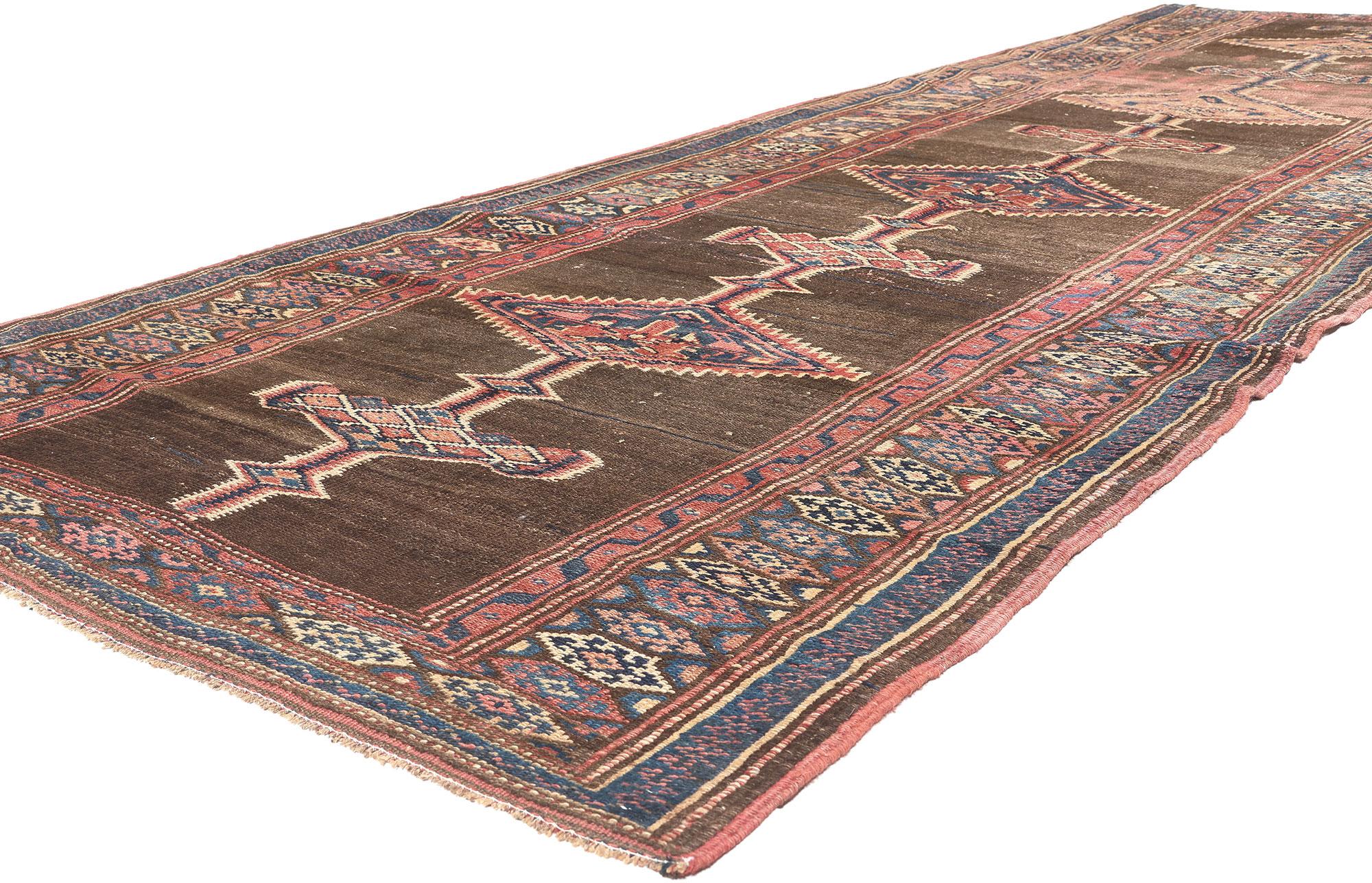 61262 Tapis persan antique Sarab, 04'04 x 13'02.
L'élégance naturelle rencontre le style tribal dans ce chemin de table en laine nouée à la main de l'ancien tapis persan Sarab.

Rendu dans des tons panachés de brun, rouge brique, bleu, tan, café,