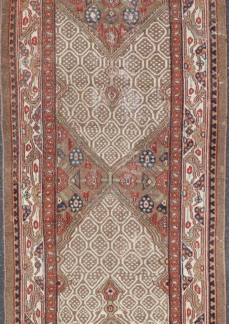 Tappeto antico persiano Sarab con disegno geometrico a reticolo in caldo cammello 2'9 x 7'7 in vendita 2