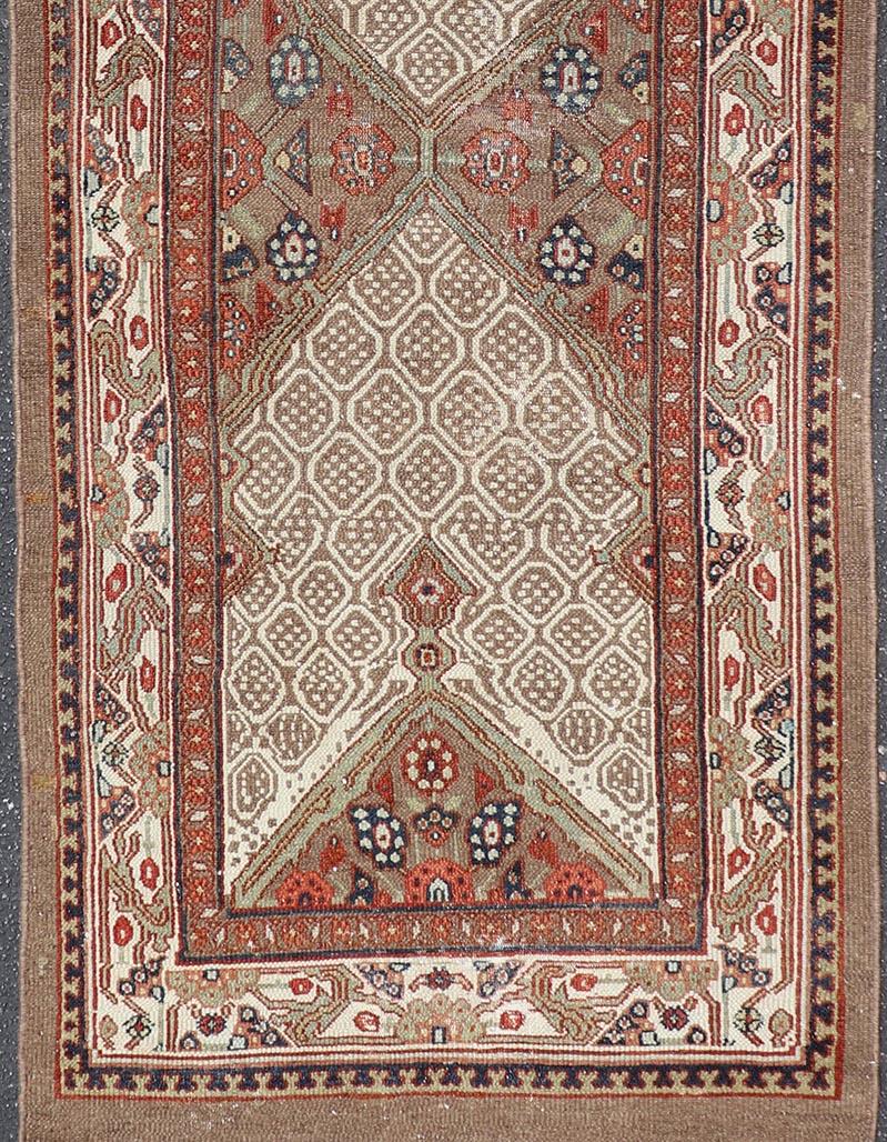 Misure: 2'9 x 7'7 
Tappeto Sarab persiano antico con disegno geometrico a reticolo in caldo color cammello 2'9 x 7'7.  Keivan Woven Arts/ tappeto/X23-1106, paese d'origine/tipo: Iran / Sarab /circa 1900.

Tessuto nei laboratori del villaggio di