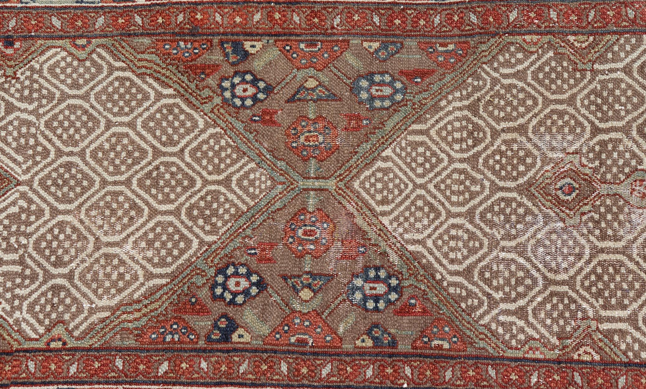 XX secolo Tappeto antico persiano Sarab con disegno geometrico a reticolo in caldo cammello 2'9 x 7'7 in vendita