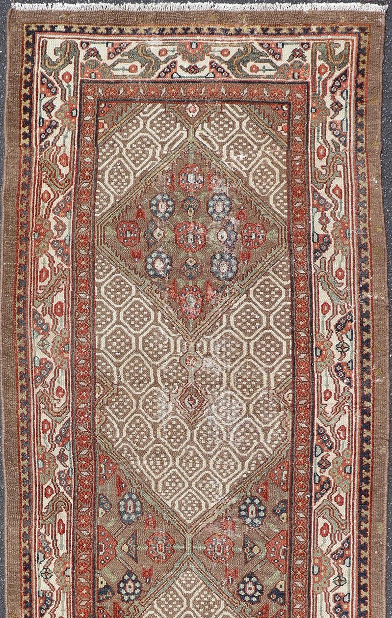 Tappeto antico persiano Sarab con disegno geometrico a reticolo in caldo cammello 2'9 x 7'7 in vendita 1