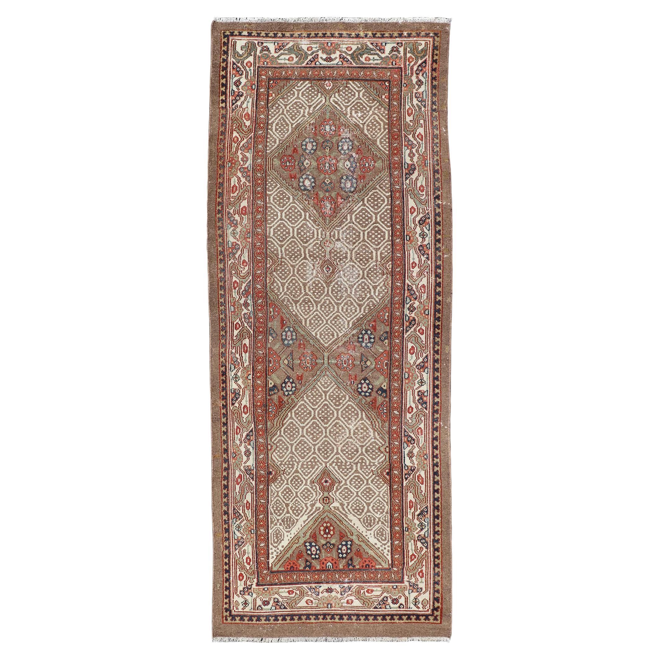 Tappeto antico persiano Sarab con disegno geometrico a reticolo in caldo cammello 2'9 x 7'7 in vendita
