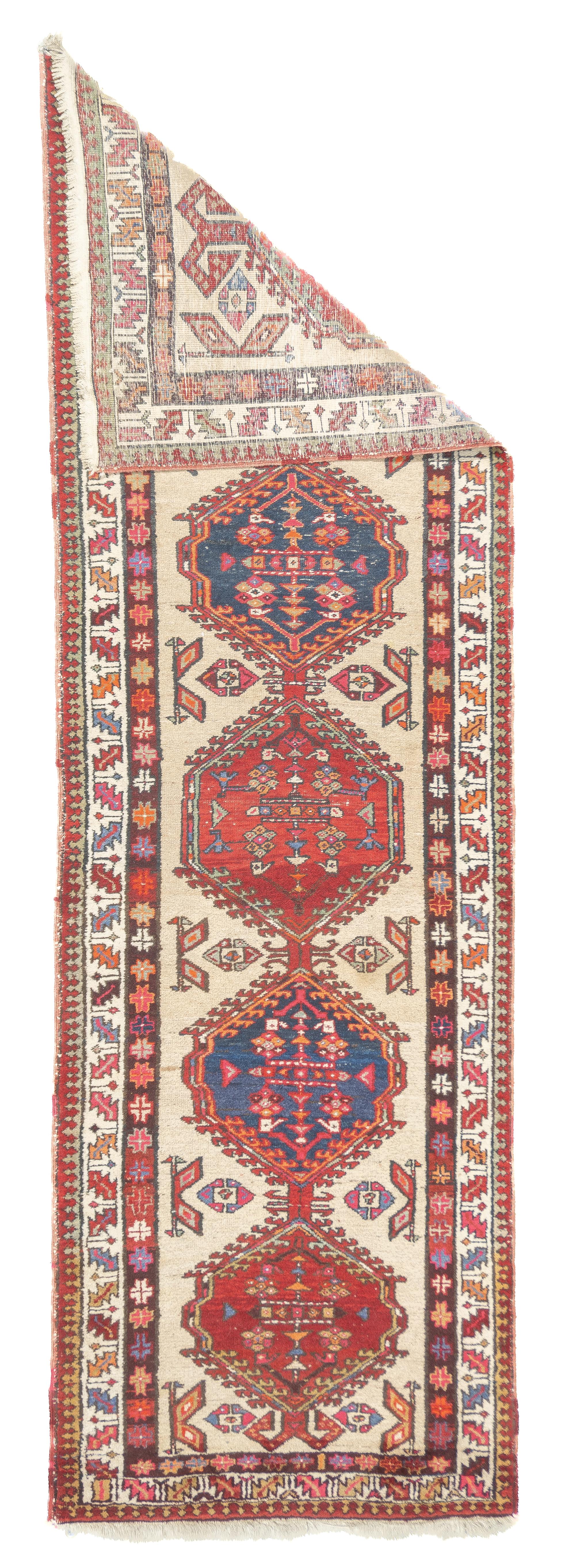 Antiker persischer Sarab Läufer 3'5'' x 10'10''. In einer Ecke des nordwestpersischen Heriz-Dreiecks gelegen, sind diese Stadt und die umliegenden Dörfer auf robuste, aus Wolle gewebte Läufer (Kenares) mit wichtigen Kamel- bis Brauntönen