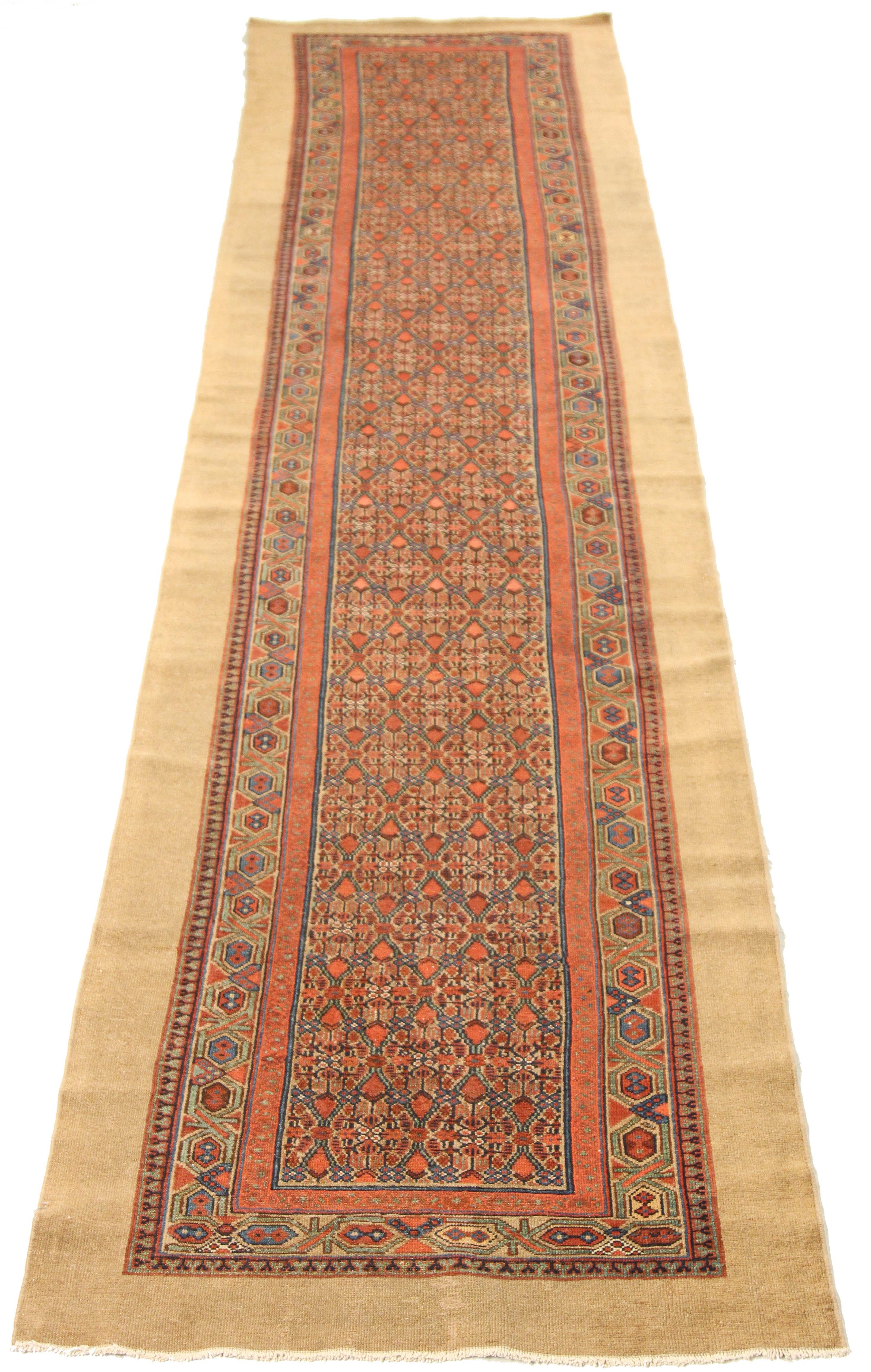 Alfombra persa antigua tejida a mano con la mejor lana de oveja y teñida con tintes vegetales naturales inocuos para las personas y los animales domésticos. Es un diseño tradicional sarab con detalles geométricos en negro, beige y marrón sobre un