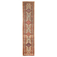 Tapis de couloir persan ancien Sarab avec détails tribaux bleus, rouges et noirs