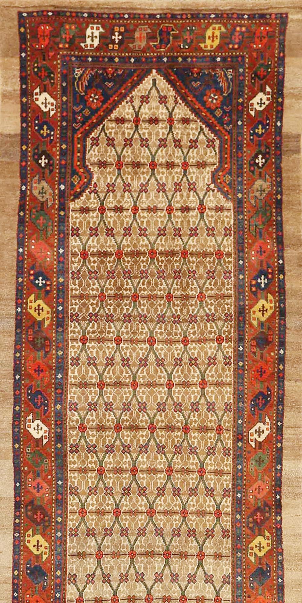 Perse Tapis persan antique Sarab Runner avec détails floraux rouges et bruns en vente