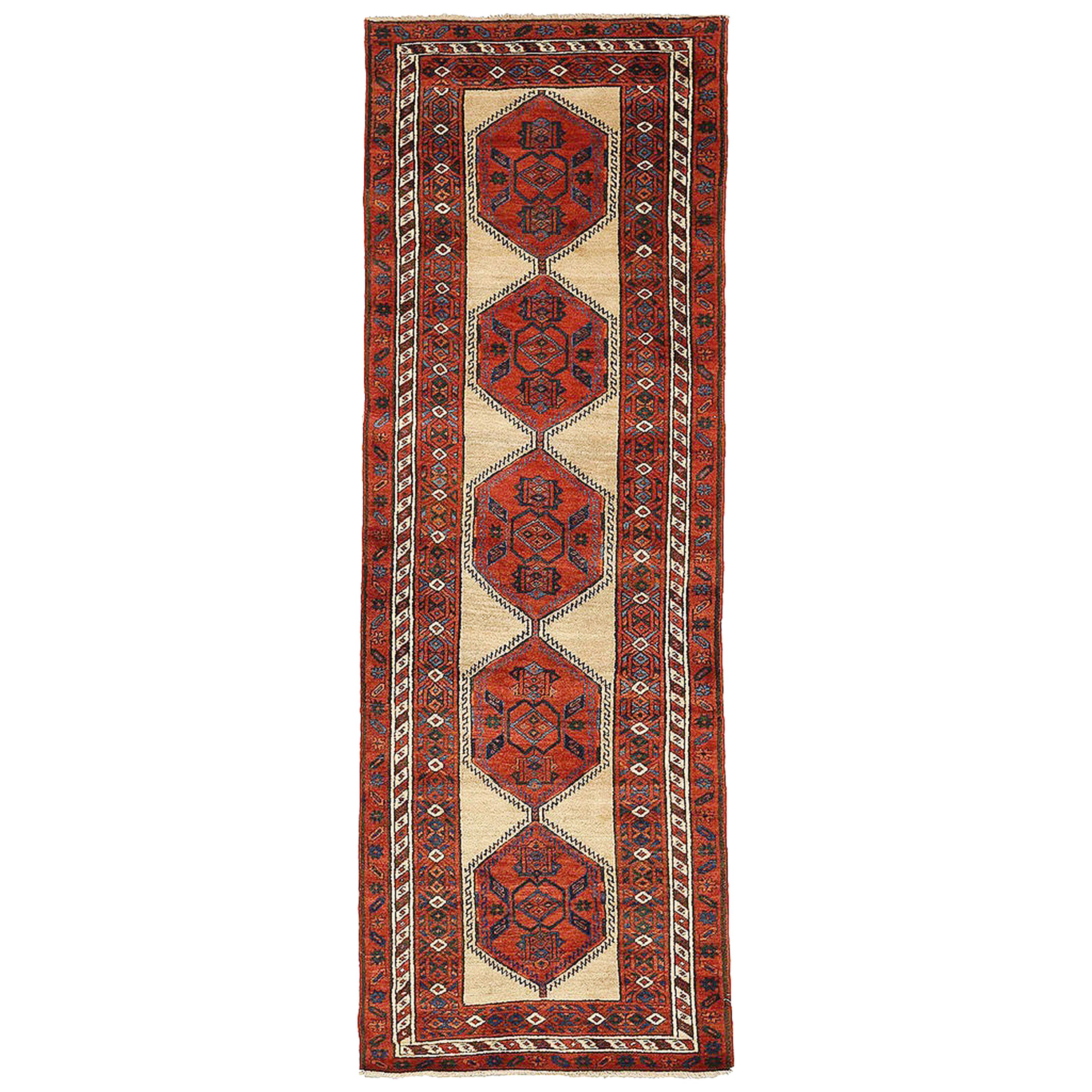 Tapis de couloir persan Sarab ancien avec médaillons rouges sur fond ivoire