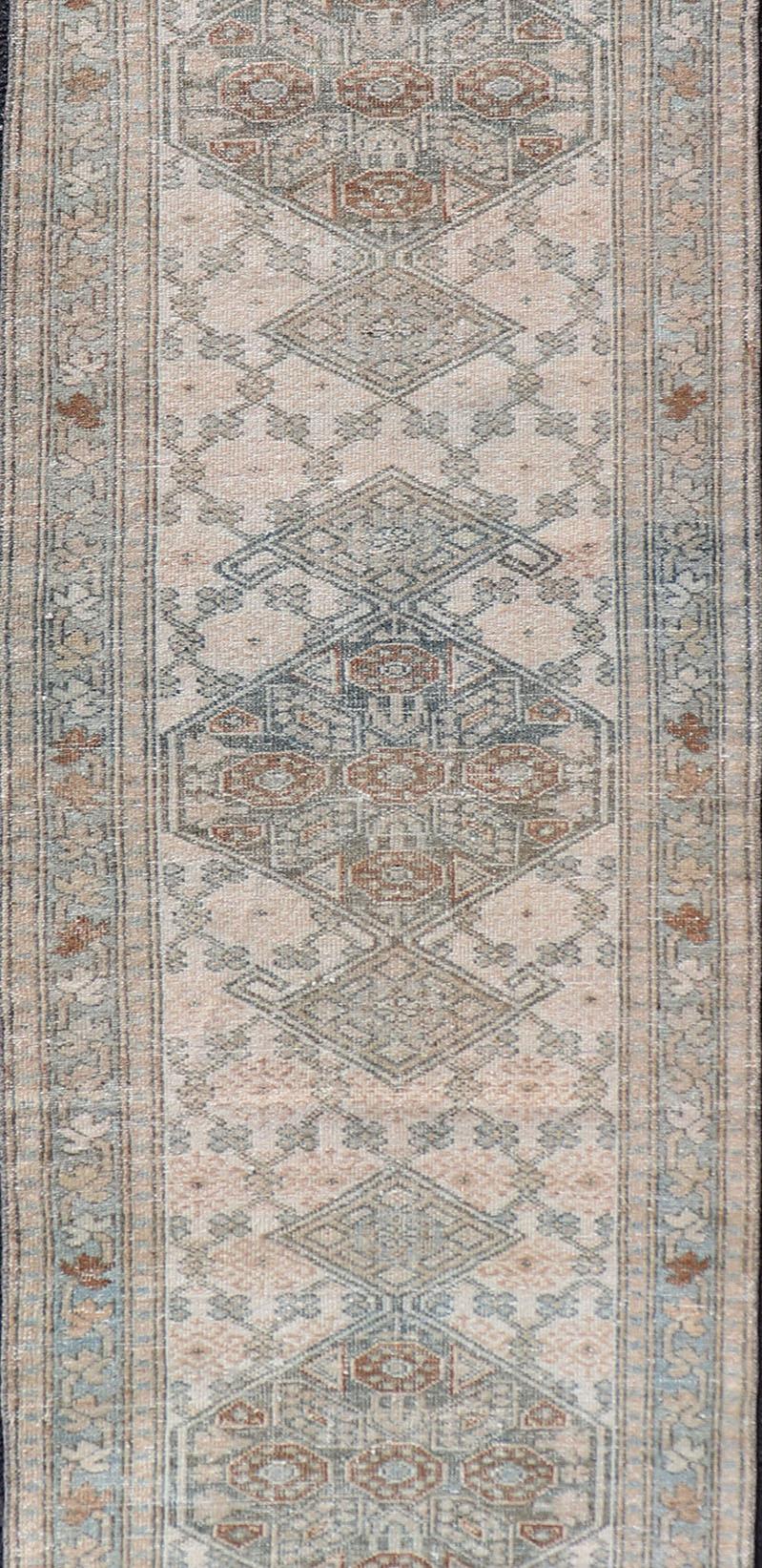 Antiker persischer Sarab-Läufer mit subgeometrischem Design in Hellblau, Hellbraun, Grau  (Handgeknüpft) im Angebot