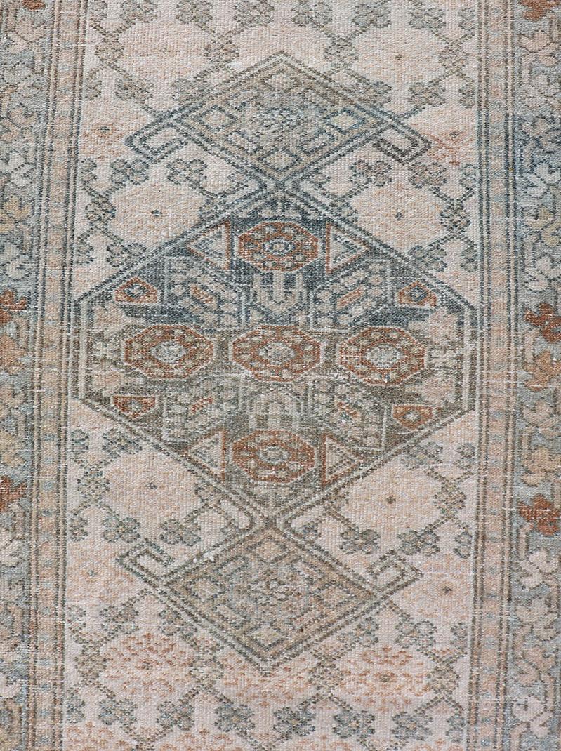 Antiker persischer Sarab-Läufer mit subgeometrischem Design in Hellblau, Hellbraun, Grau  im Angebot 1
