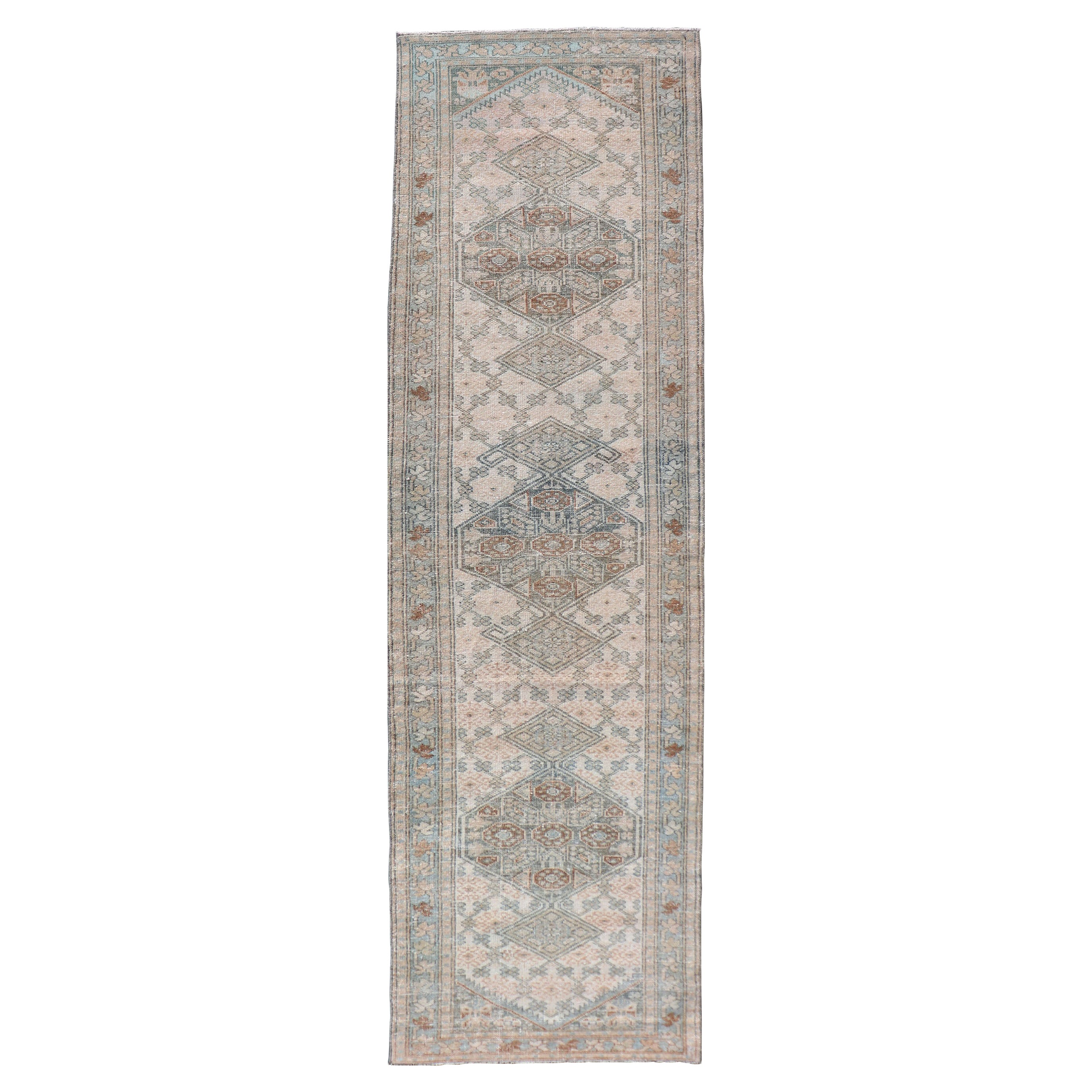 Antico runner persiano Sarab con disegno sub-geometrico in azzurro, tan e grigio