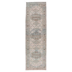Antico runner persiano Sarab con disegno sub-geometrico in azzurro, tan e grigio