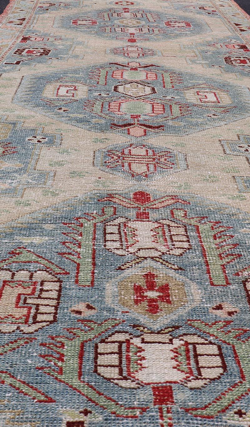 Antiker persischer Sarab-Läufer mit subgeometrischem Medaillon-Design. 
Keivan Woven Arts, Teppich EN-15554; Herkunftsland / Art: Persisch / Sarab, um 1920.
Maße: 3'8 x 10'3 
Dieser antike, handgeknüpfte Sarab-Läufer weist ein subgeometrisches