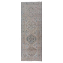 Tapis de couloir persan ancien Sarab avec motif de médaillon sous-géométrique dans des tons sourds