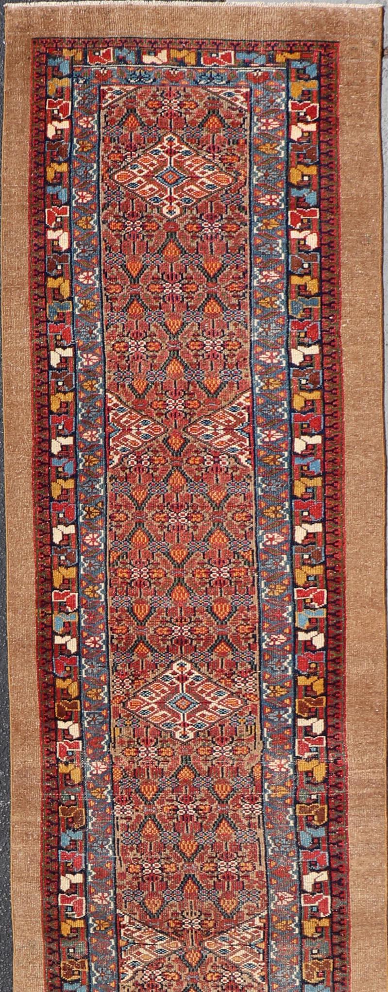 Maße: 2'10 x 16'6
Antiker persischer Sarab Läufer mit geometrischen Mustern in satten Rottönen und Blau 2'10 X 16'6. Keivan Woven Arts/ Teppich/EMB-22270, Herkunftsland/Typ: Iran /Serab, um 1890.

Dieser wunderschöne antike Sarab-Läufer zeigt ein