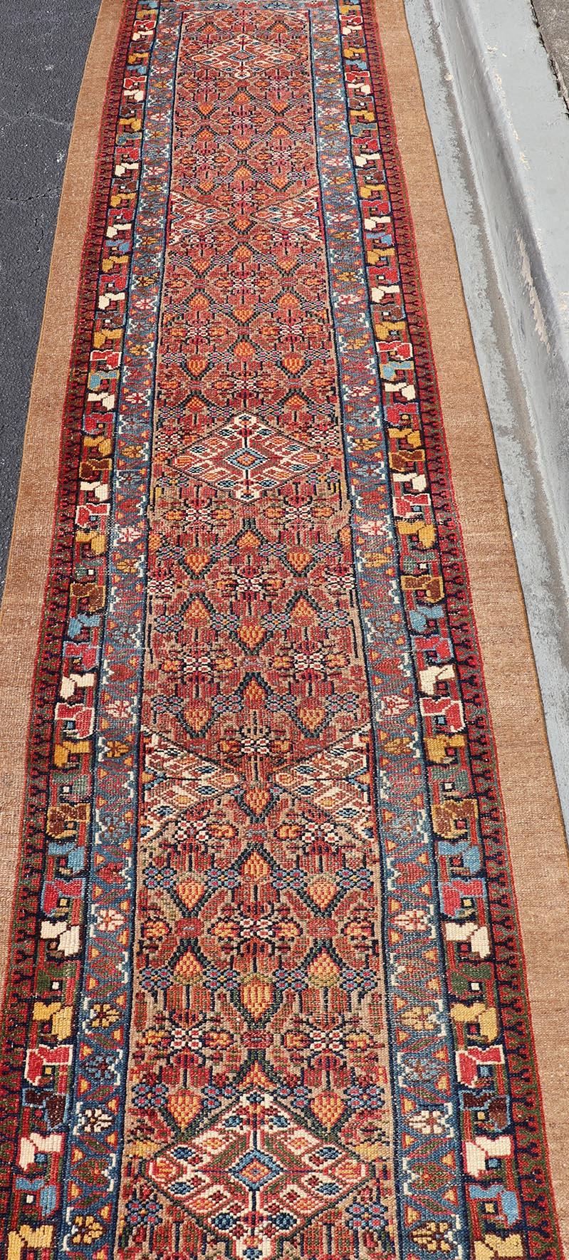 Antiker persischer Sarab mit geometrischen Mustern in satten Rottönen und Blau 2'10 