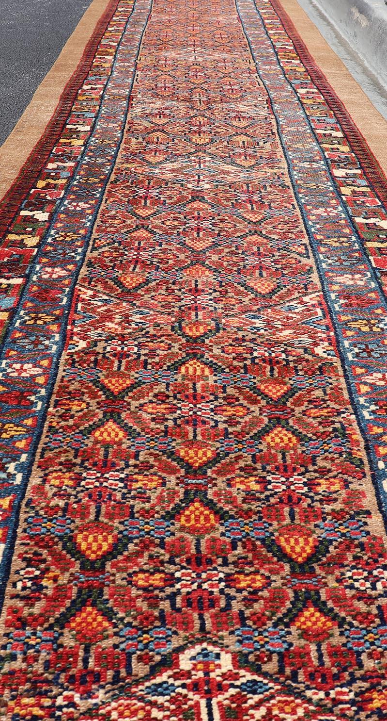 Antiker persischer Sarab mit geometrischen Mustern in satten Rottönen und Blau 2'10 