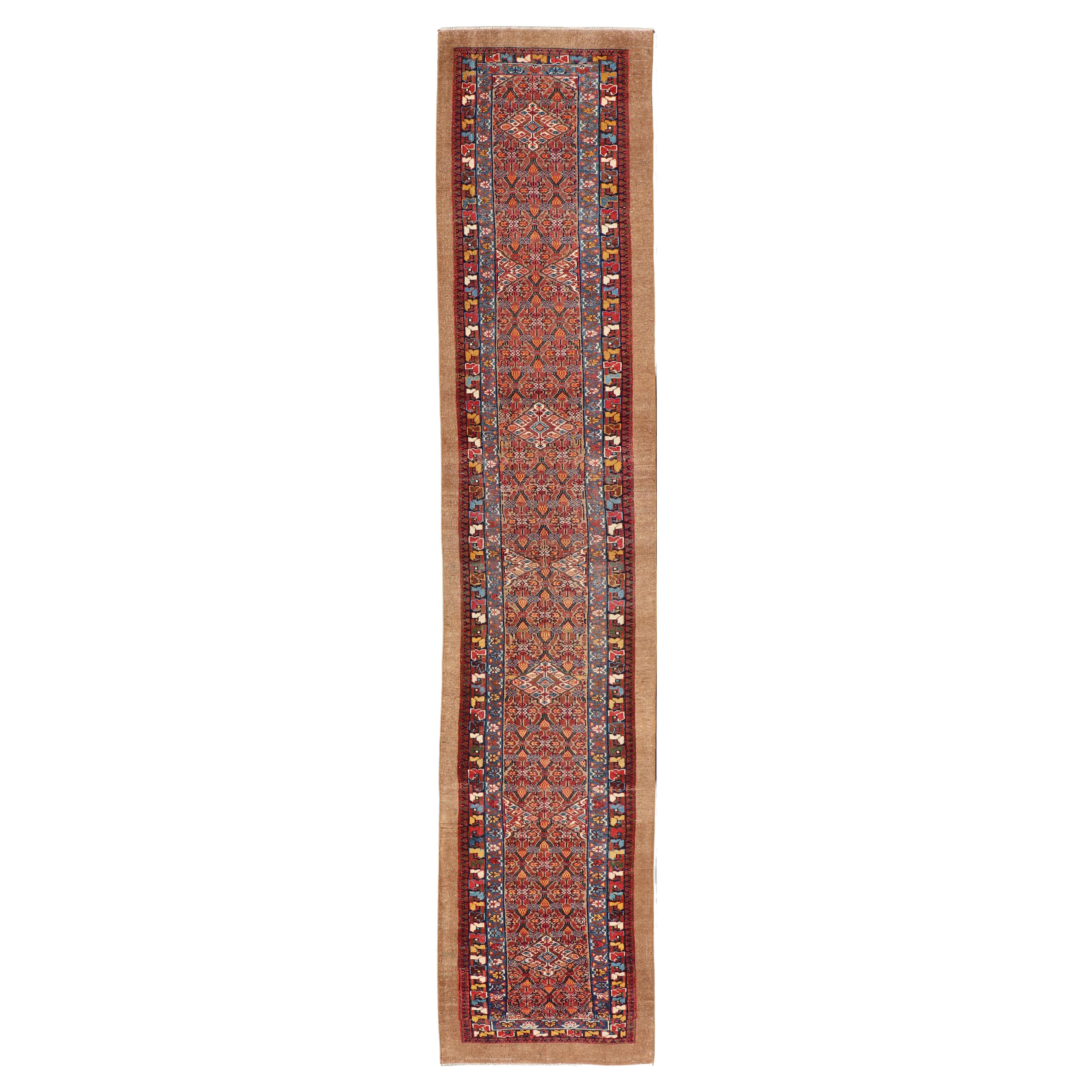 Antiker persischer Sarab mit geometrischen Mustern in satten Rottönen und Blau 2'10 "X16'6" im Angebot