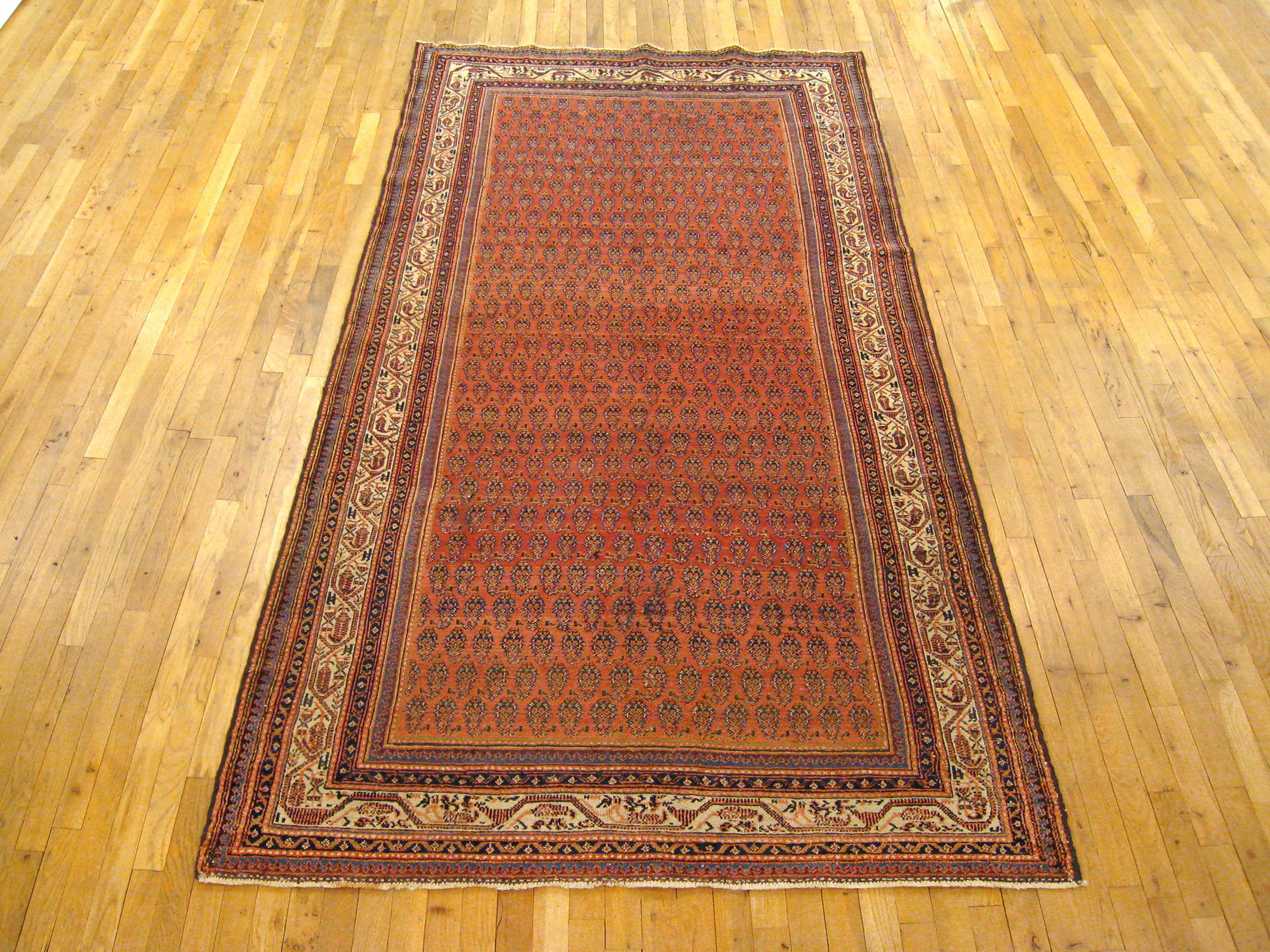 Antiker persischer Saraband-Teppich, Galerie-Format, um 1910

Ein einzigartiger antiker persischer Saraband-Orientalteppich, handgeknüpft mit dickem und glänzendem Wollflor. Dieser klassische Teppich zeigt ein Paisley-Muster auf einem großen,