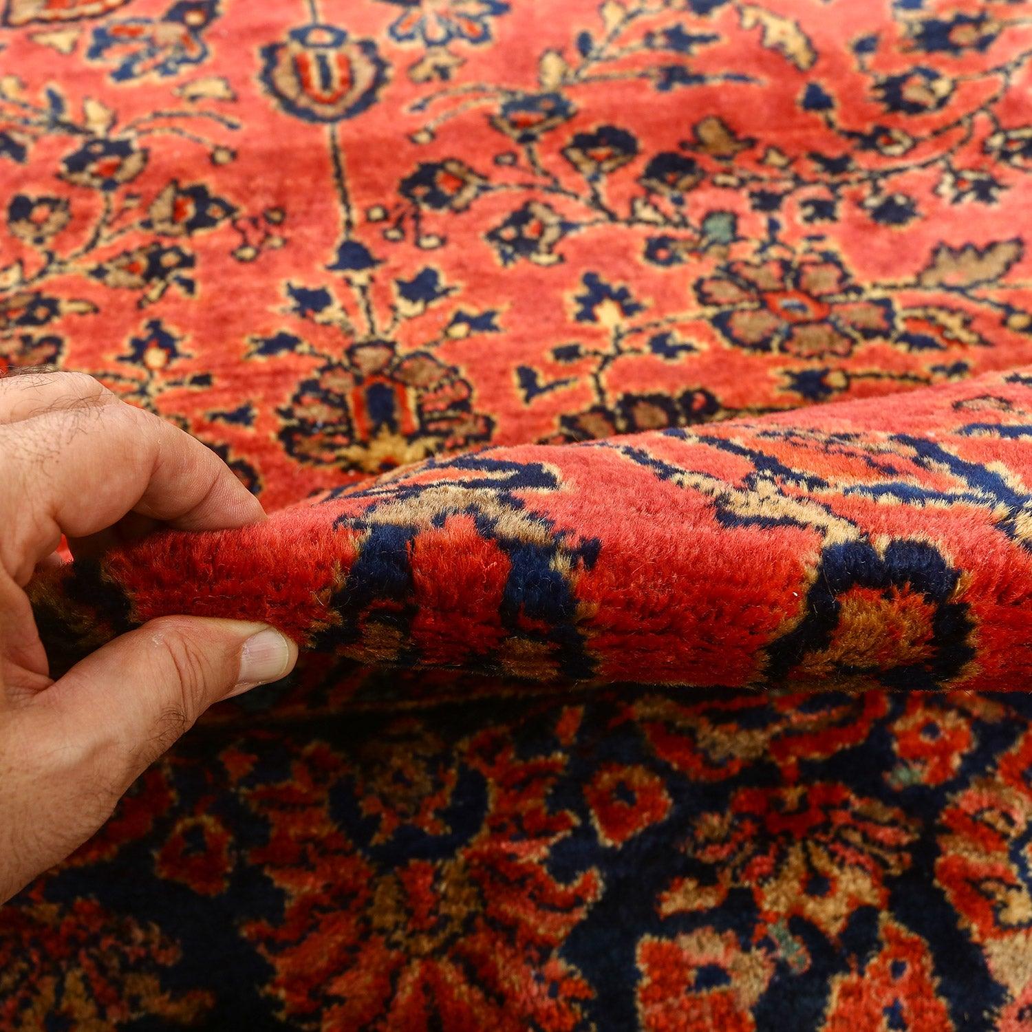 I tappeti Sarouk sono rinomati per la loro squisita fattura, i colori vivaci e i disegni intricati. Originari della regione intorno alla città di Sarouk, nell'Iran centrale, questi tappeti hanno una lunga storia di grande valore nel mondo dei