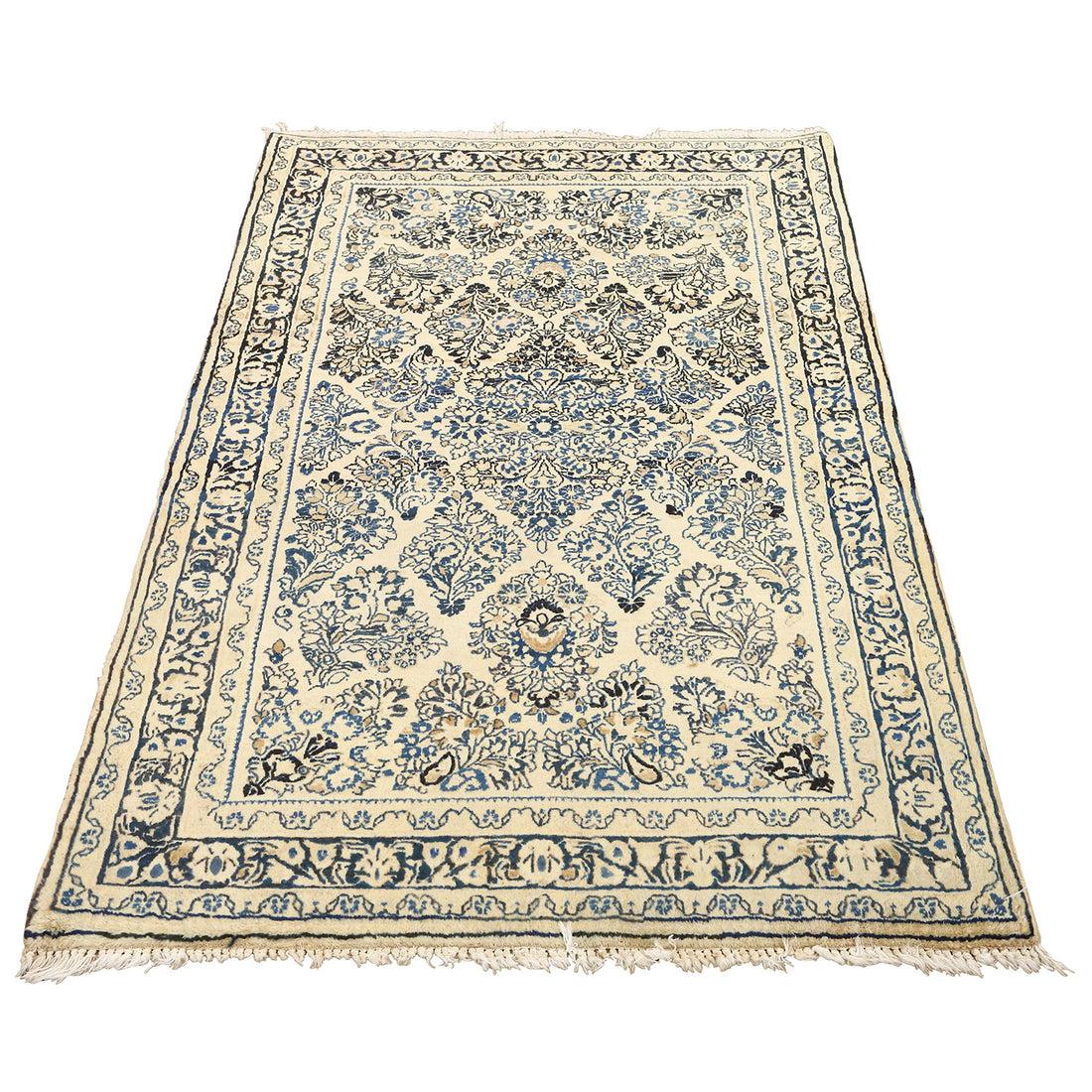 Les tapis de Sarouk sont réputés pour leur artisanat exquis, leurs couleurs vives et leurs motifs complexes. Originaires de la région de la ville de Sarouk, dans le centre de l'Iran, ces tapis sont depuis longtemps très prisés dans le monde des