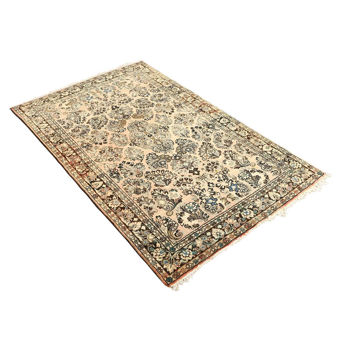 Sarouk-Teppiche sind bekannt für ihre exquisite Handwerkskunst, ihre leuchtenden Farben und ihre komplizierten Designs. Diese Teppiche stammen aus der Region um die Stadt Sarouk im Zentraliran und genießen seit langem einen hohen Stellenwert in der
