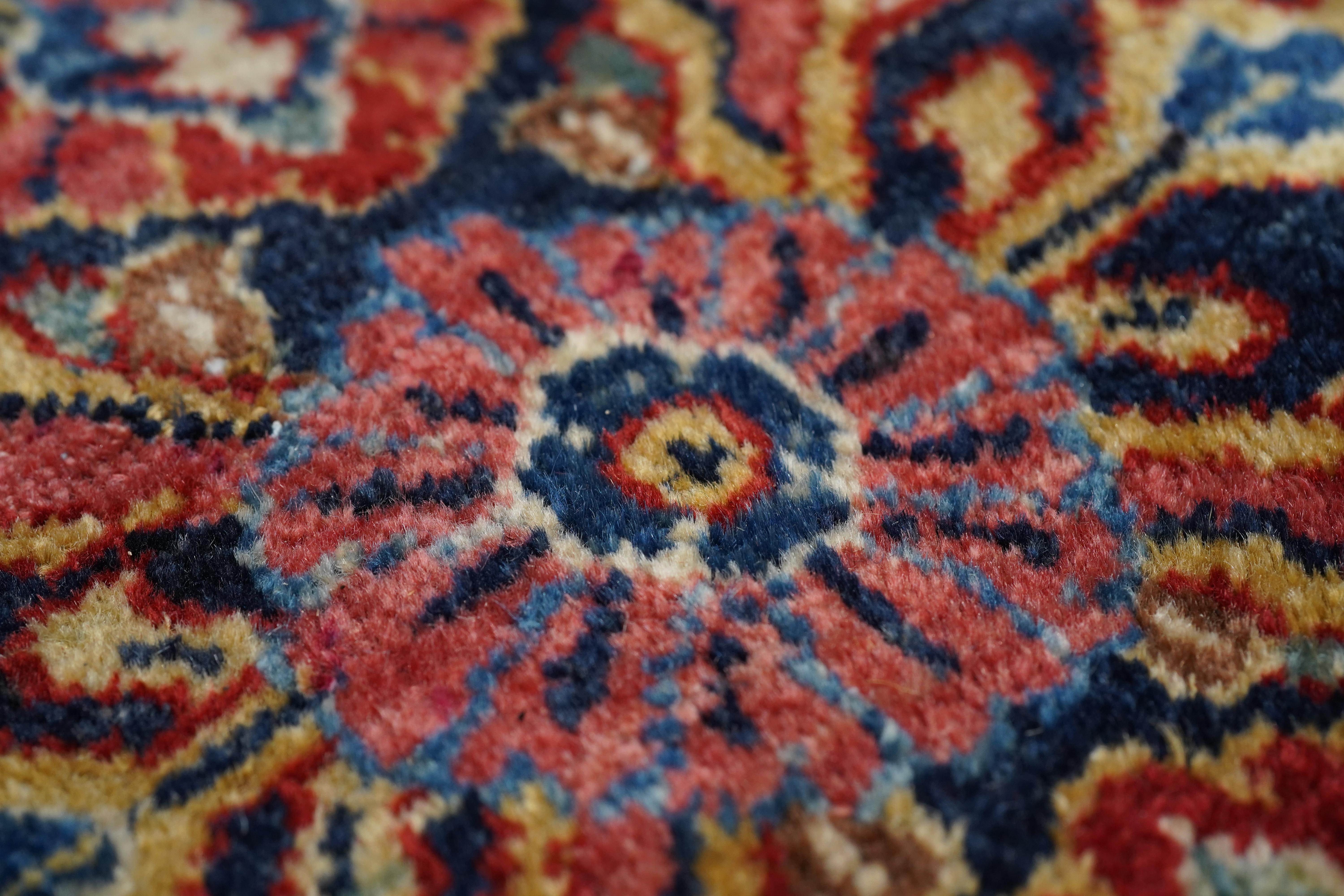 Antiker persischer Sarouk-Teppich aus Sarouk 6'2'' x 9'0'' im Zustand „Gut“ im Angebot in New York, NY