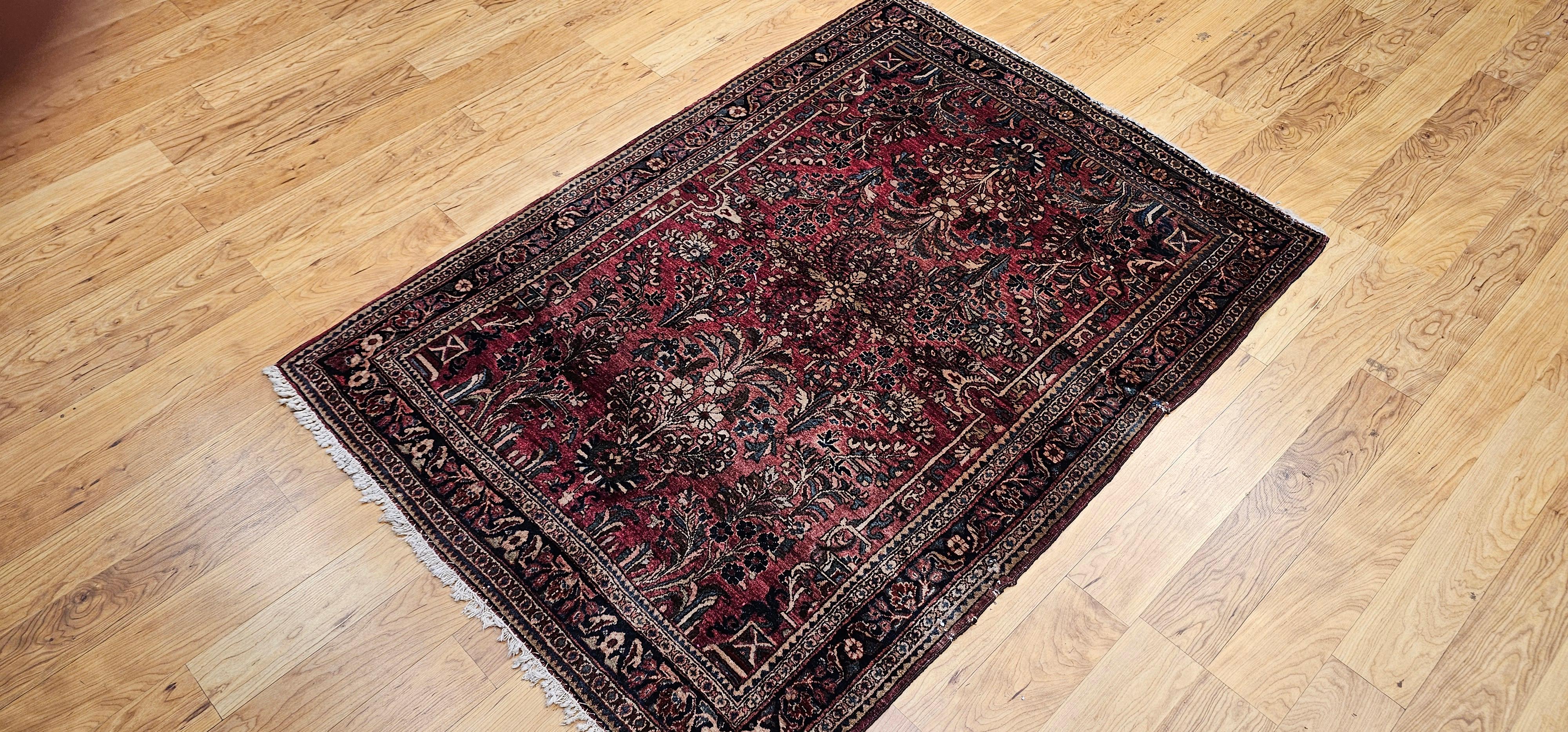 Tappeto antico persiano Sarouk con motivo floreale in rosso, avorio e verde in vendita 8