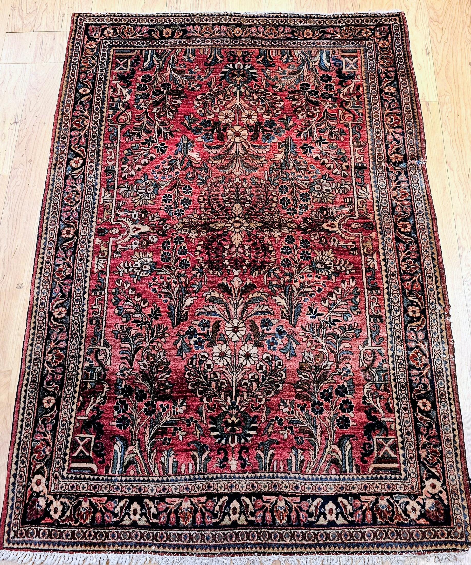 Un eccezionale tappeto Sarouk persiano antico del primo quarto del XX secolo, tessuto a mano con notevole maestria e conservato in ottime condizioni con un vello pieno e rigoglioso. Il tappeto presenta un elegante disegno floreale aperto allover su