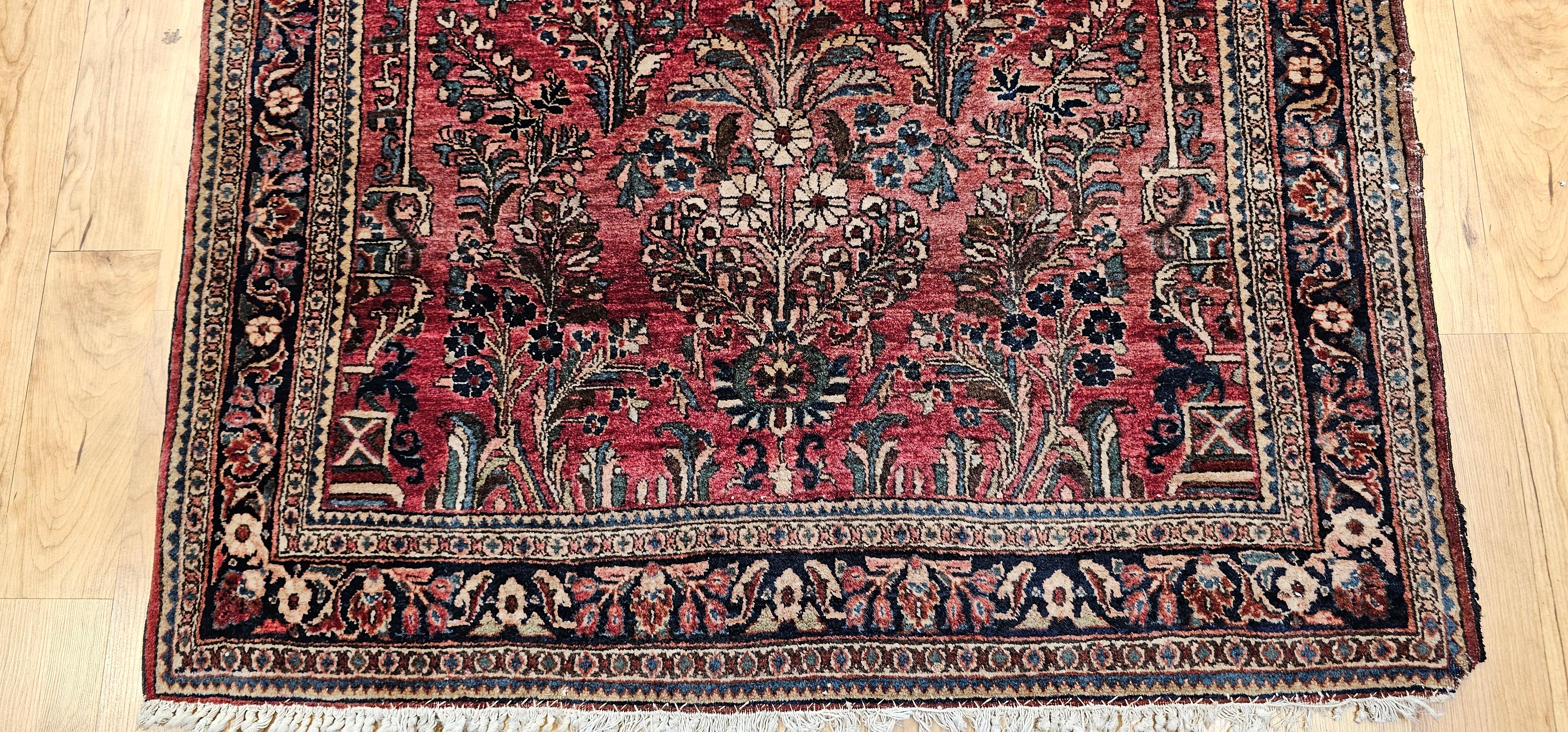 Persiano Tappeto antico persiano Sarouk con motivo floreale in rosso, avorio e verde in vendita