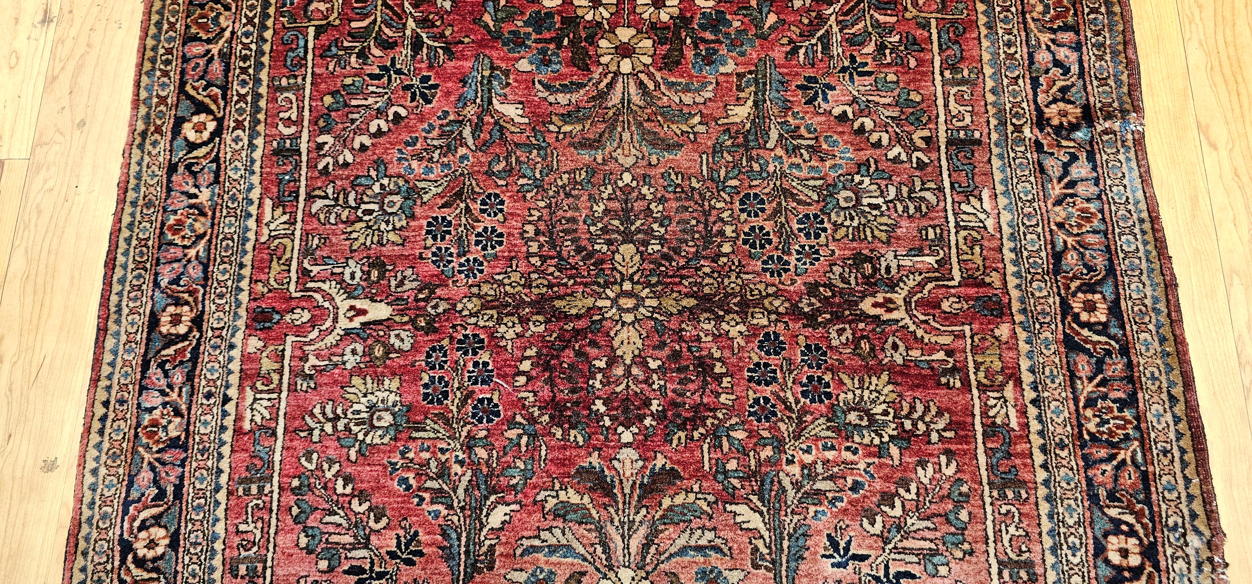 Tessuto a mano Tappeto antico persiano Sarouk con motivo floreale in rosso, avorio e verde in vendita