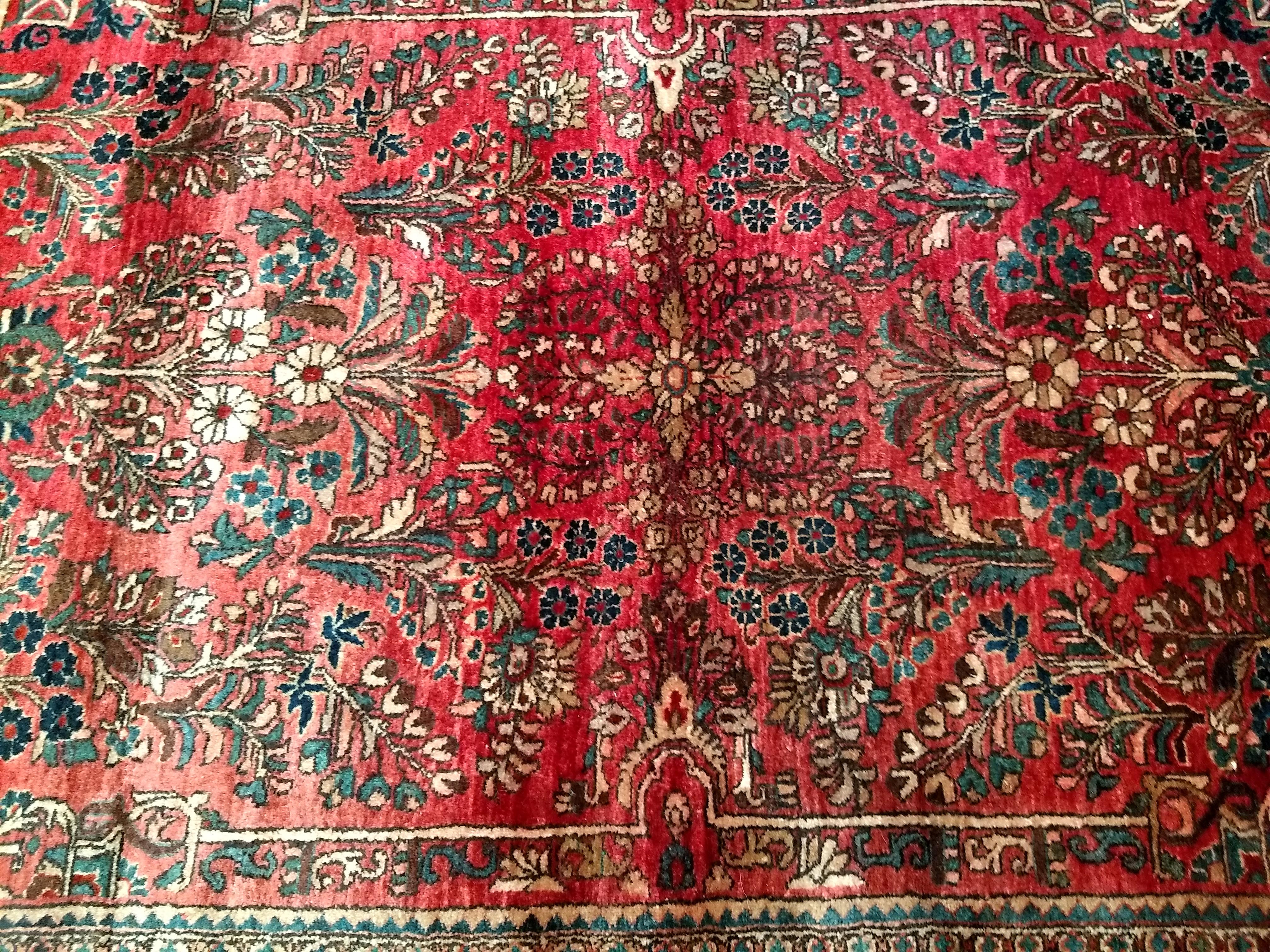 XX secolo Tappeto antico persiano Sarouk con motivo floreale in rosso, avorio e verde in vendita