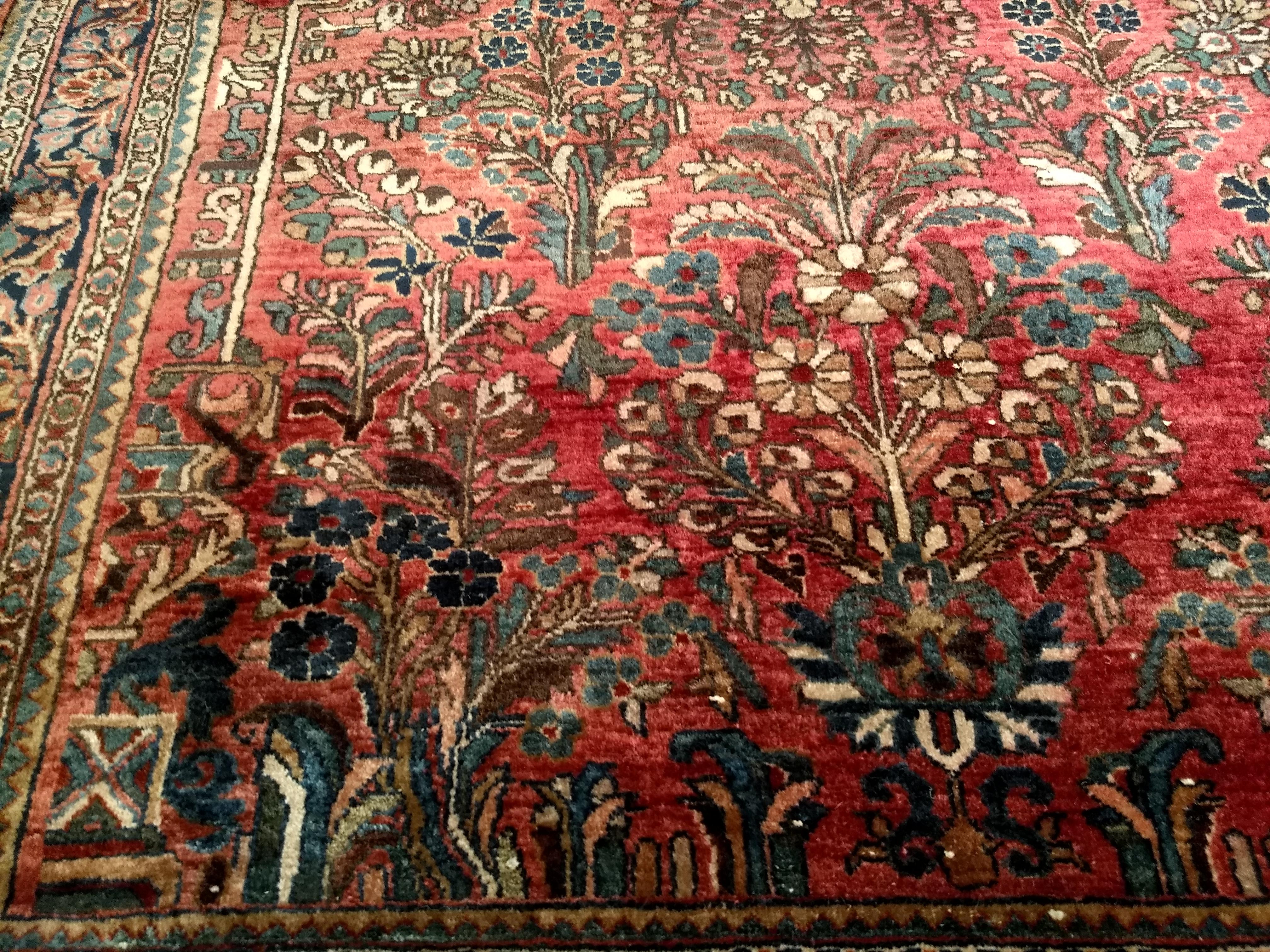 Lana Tappeto antico persiano Sarouk con motivo floreale in rosso, avorio e verde in vendita