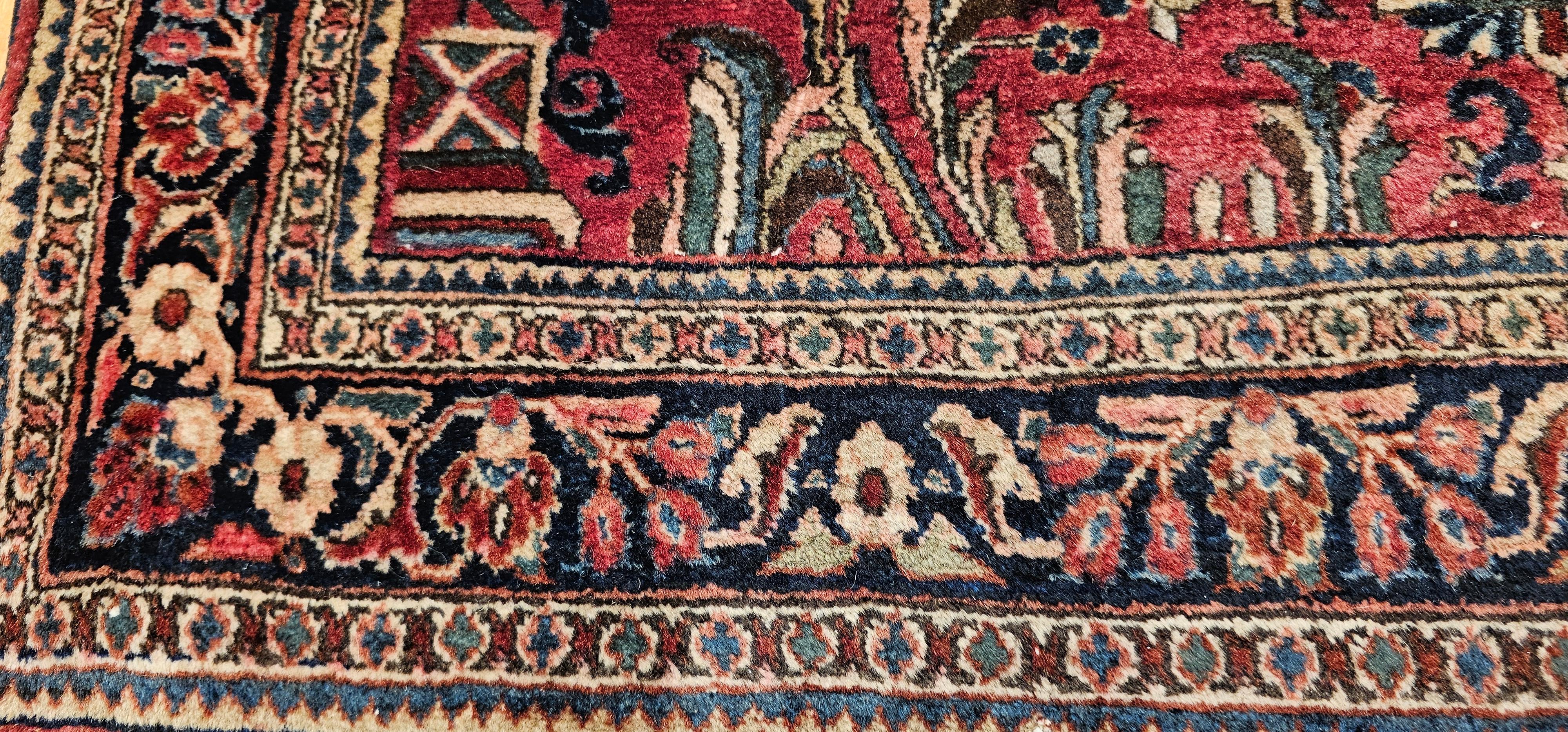 Tappeto antico persiano Sarouk con motivo floreale in rosso, avorio e verde in vendita 1